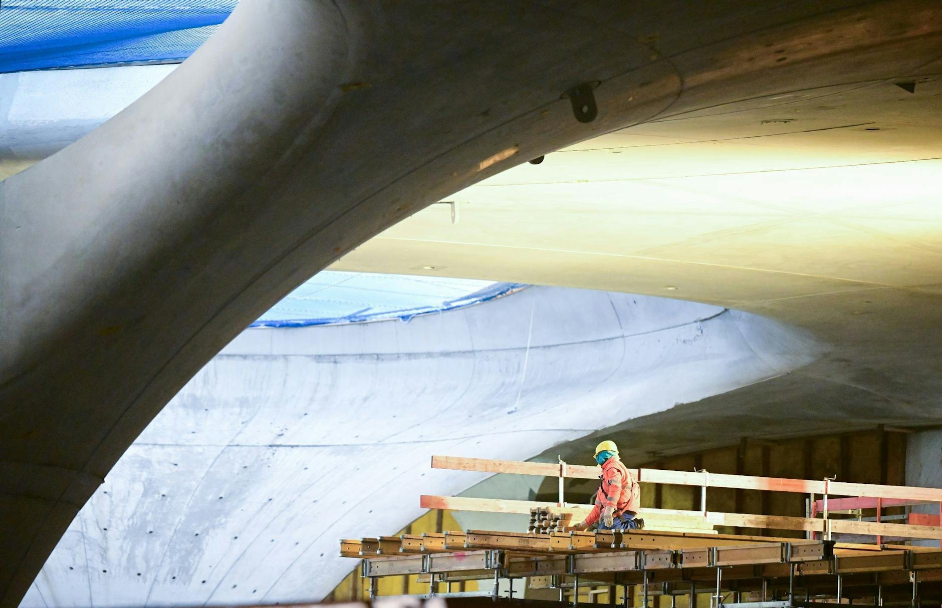 Bereits jetzt ist das Gebäude an seinen markanten Lichtaugen zu erkennen: Der Rohbau des milliardenschweren Bahnprojekts Stuttgart 21 ist weitgehend fertiggestellt.