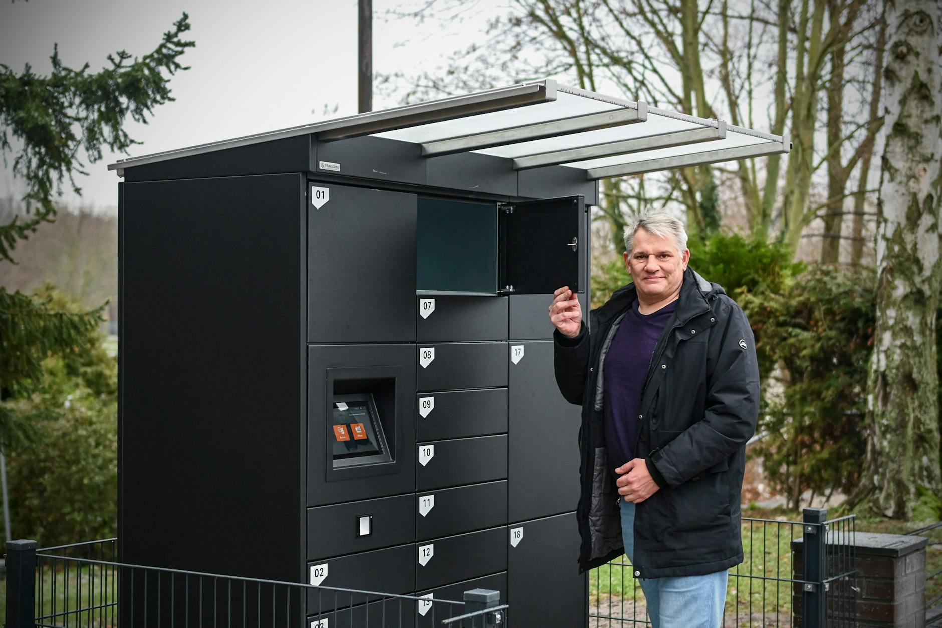 In der Fürstenwalder Straße 64 zeigt Christian Rädnitz die ersten Schließfächer für Obdachlose. Er ist Leiter einer nahe gelegenen Einrichtung für Wohnungslose.