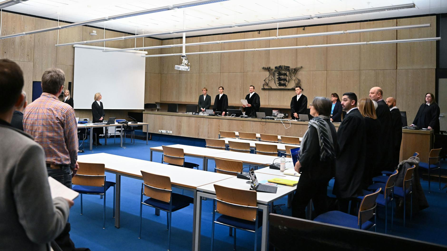 Im Landgericht Mannheim begann der Prozess gegen 2 Polizisten nach einem tödlichen Polizeieinsatz. 
