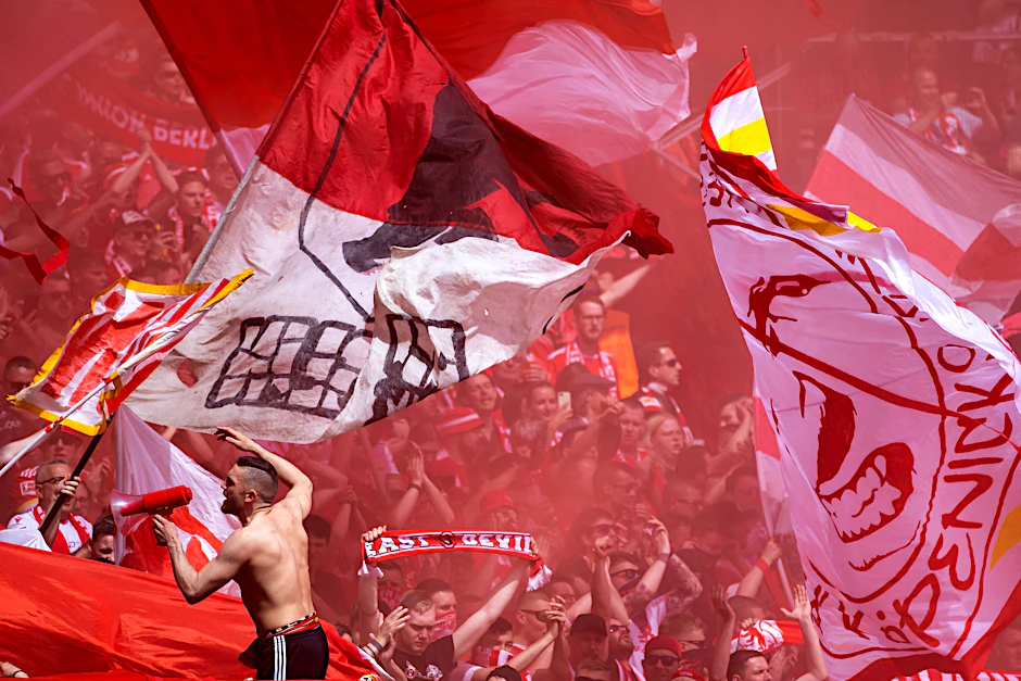 Immer freundlich empfangen: Fans des 1. FC Union Berlin bei einem Auswärtsspiel im Freiburger Europa-Park Stadion.