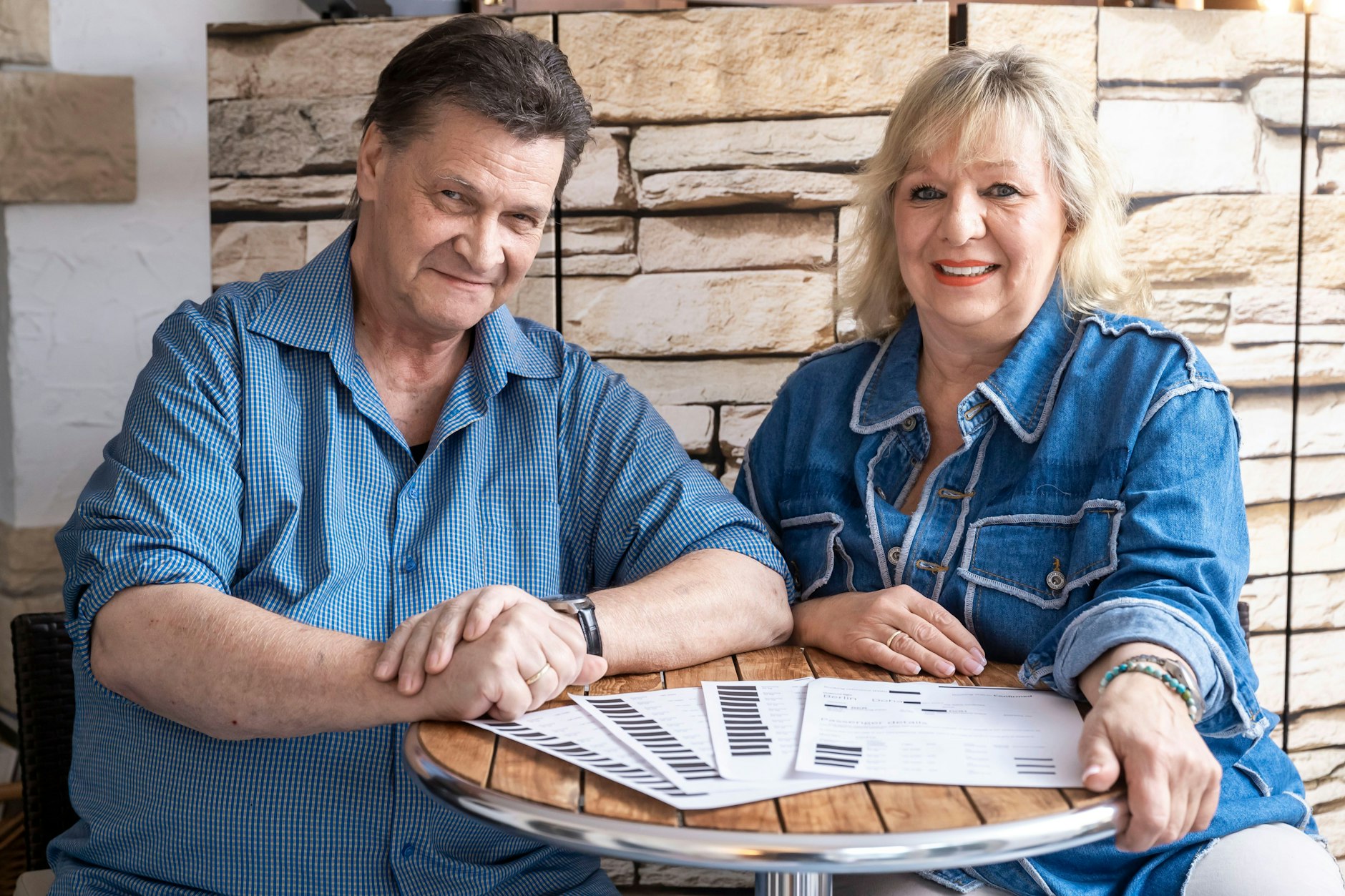 Rolf und Brita Richter mit den ausgedruckten Passagierlisten, die sie für das Foto geschwärzt haben.