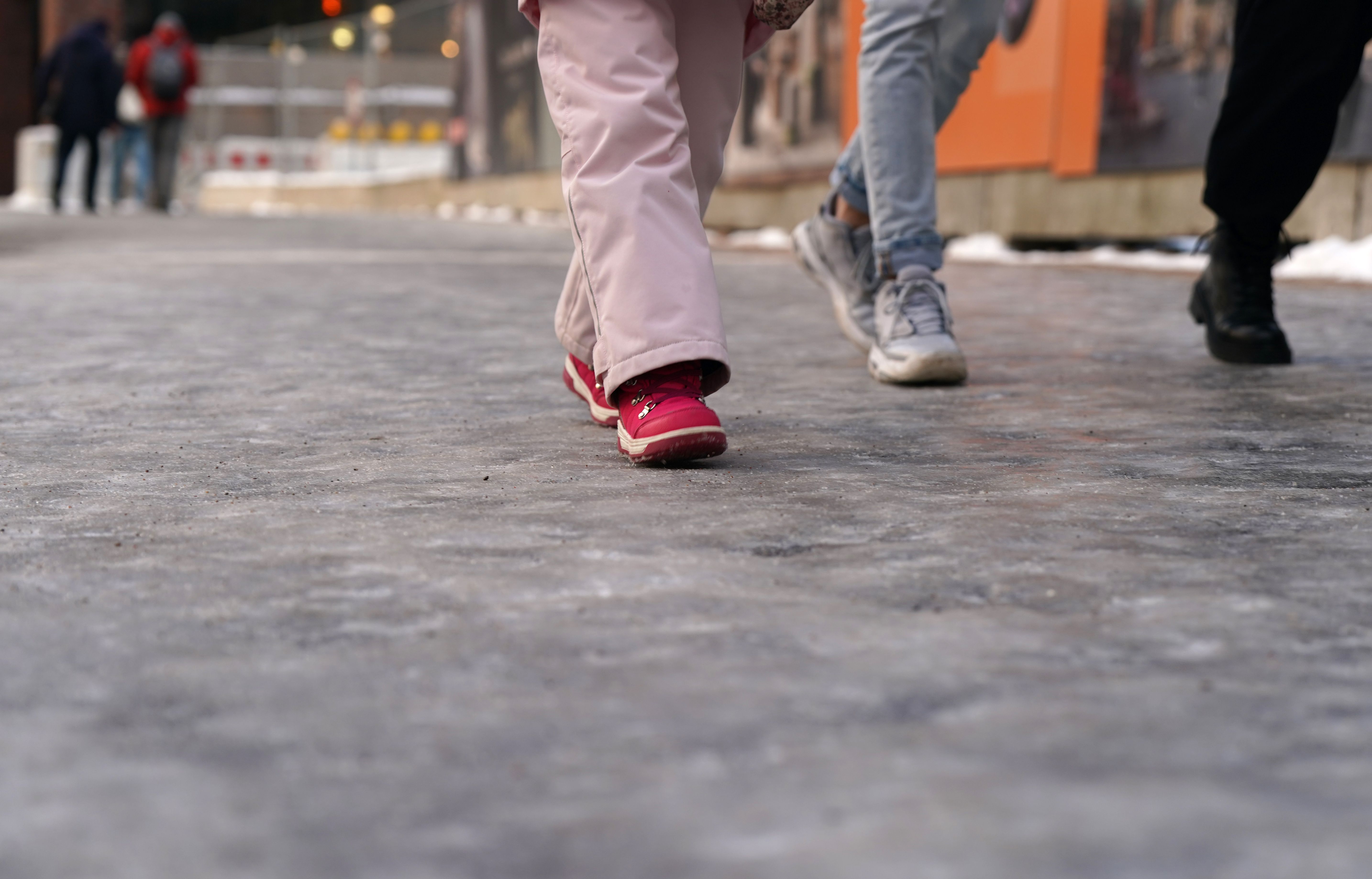 Warnung vor Glätte bis Samstag in Berlin: Viele Verletzte aktuell in Charité und UKB