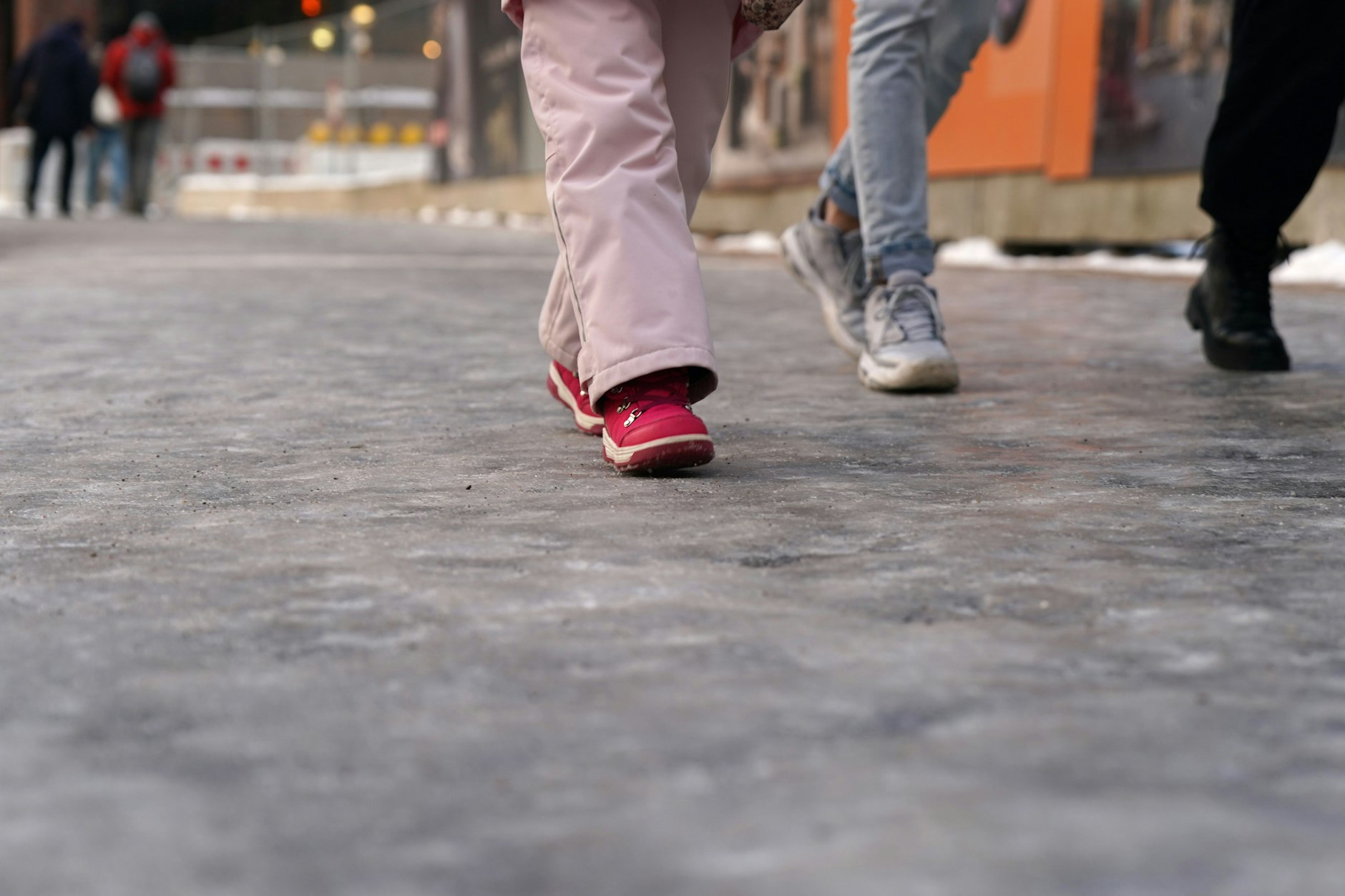 Auch am Freitag ist es auf den Berliner Straßen und Gehwegen sehr glatt. Die Warnung wurde bis Samstag verlängert.