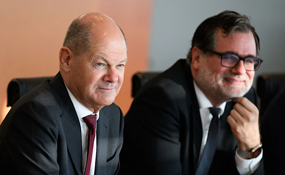 Bundeskanzler Olaf Scholz (SPD) und Wolfgang Schmidt (SPD), Chef des Bundeskanzleramts.  