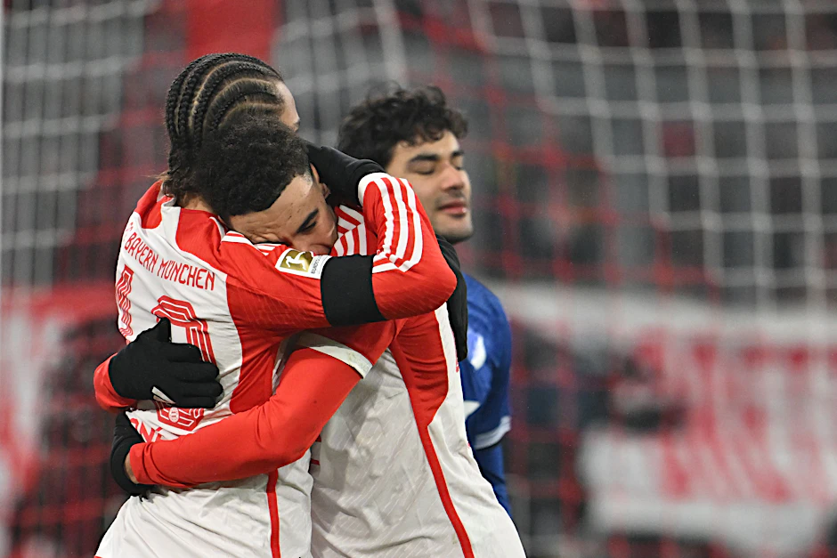 &nbsp;Jamal Musiala (M.) jubelt mit Leroy Sané nach seinem Tor zum 2:0.&nbsp;