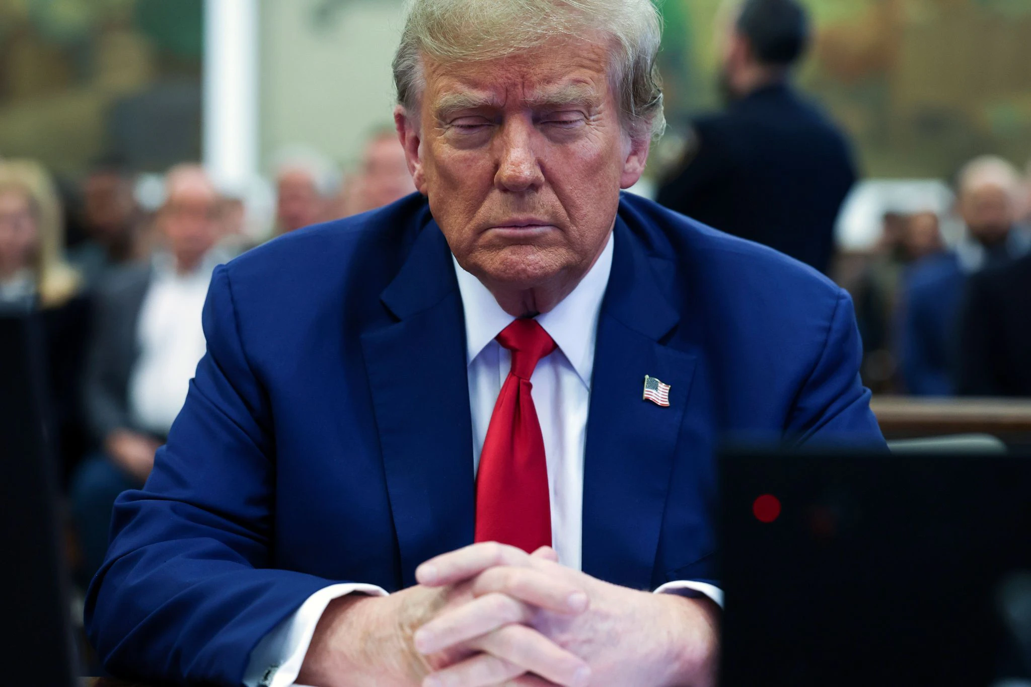 Trotz wutentbrannter Wortbeiträge - zwischendurch scheint er ganz bei sich: Mit geschlossenen Augen sitzt der ehemalige US-Präsident Donald Trump im New Yorker Gerichtssaal. Der Betrugsprozess gegen ihn geht zu Ende.  P/dpa