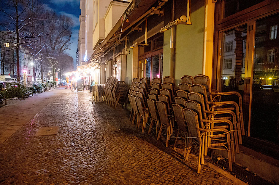 Mehrere Kneipen in Berlin am Abend: Auf ein Café in Neukölln hat es am Donnerstag eine Messerattacke gegeben.