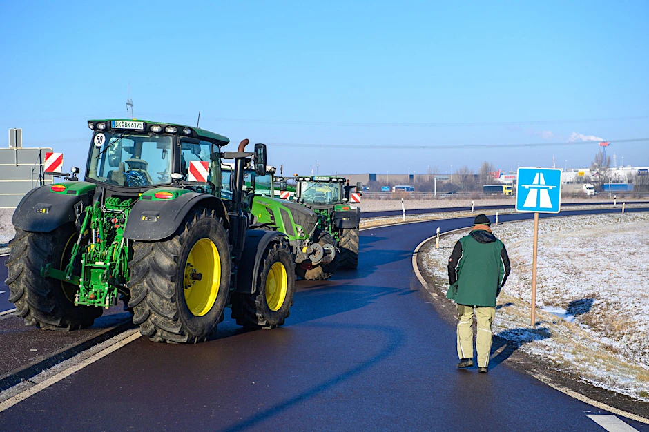Traktoren blockieren eine Autobahnauffahrt.  bild