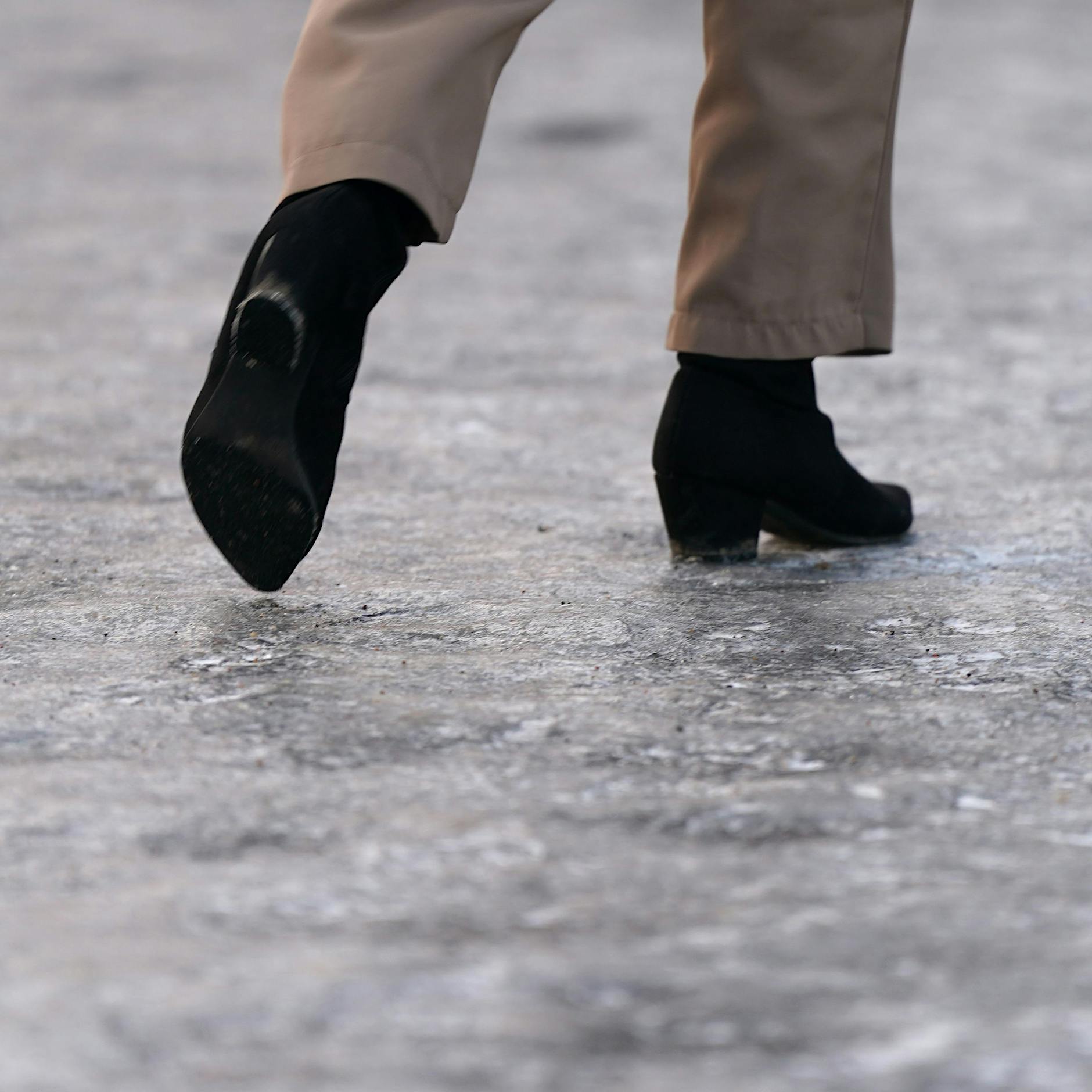 Glatteis, Bauernproteste oder Streik: Was gilt für Beschäftigte, wenn sie zu spät zur Arbeit kommen?