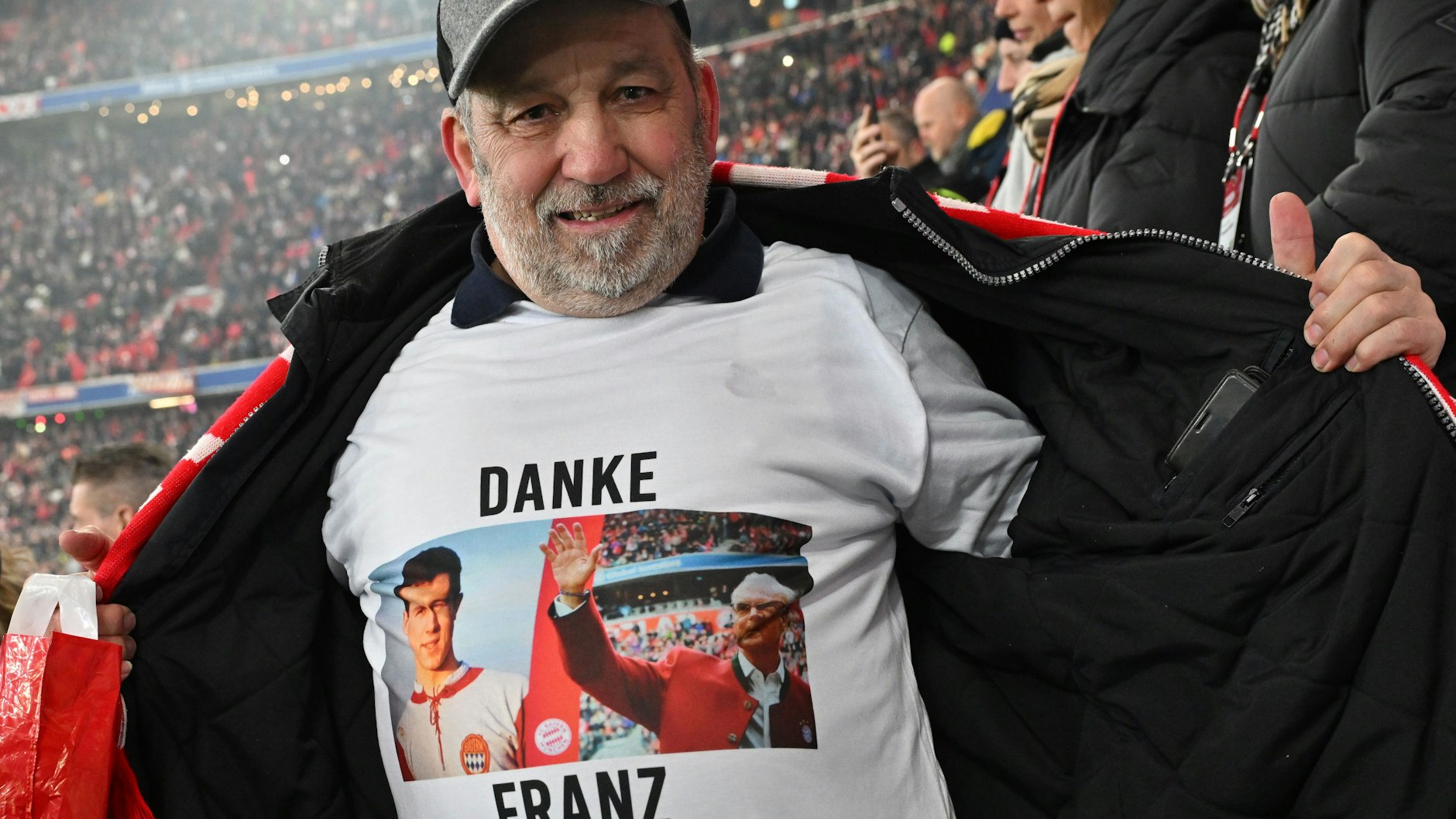 Trauer um den „Kaiser“:&nbsp; Ein Fan von München zeigt sein Trikot mit der Aufschrift "Danke Franz" in Erinnerung an den verstorbenen Franz Beckenbauer.&nbsp;