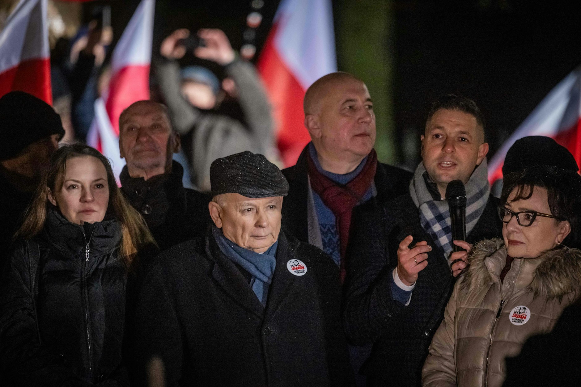 Jaroslaw Kaczynski auf den Demos, die sich gegen die aktuelle polnische Regierung richten.