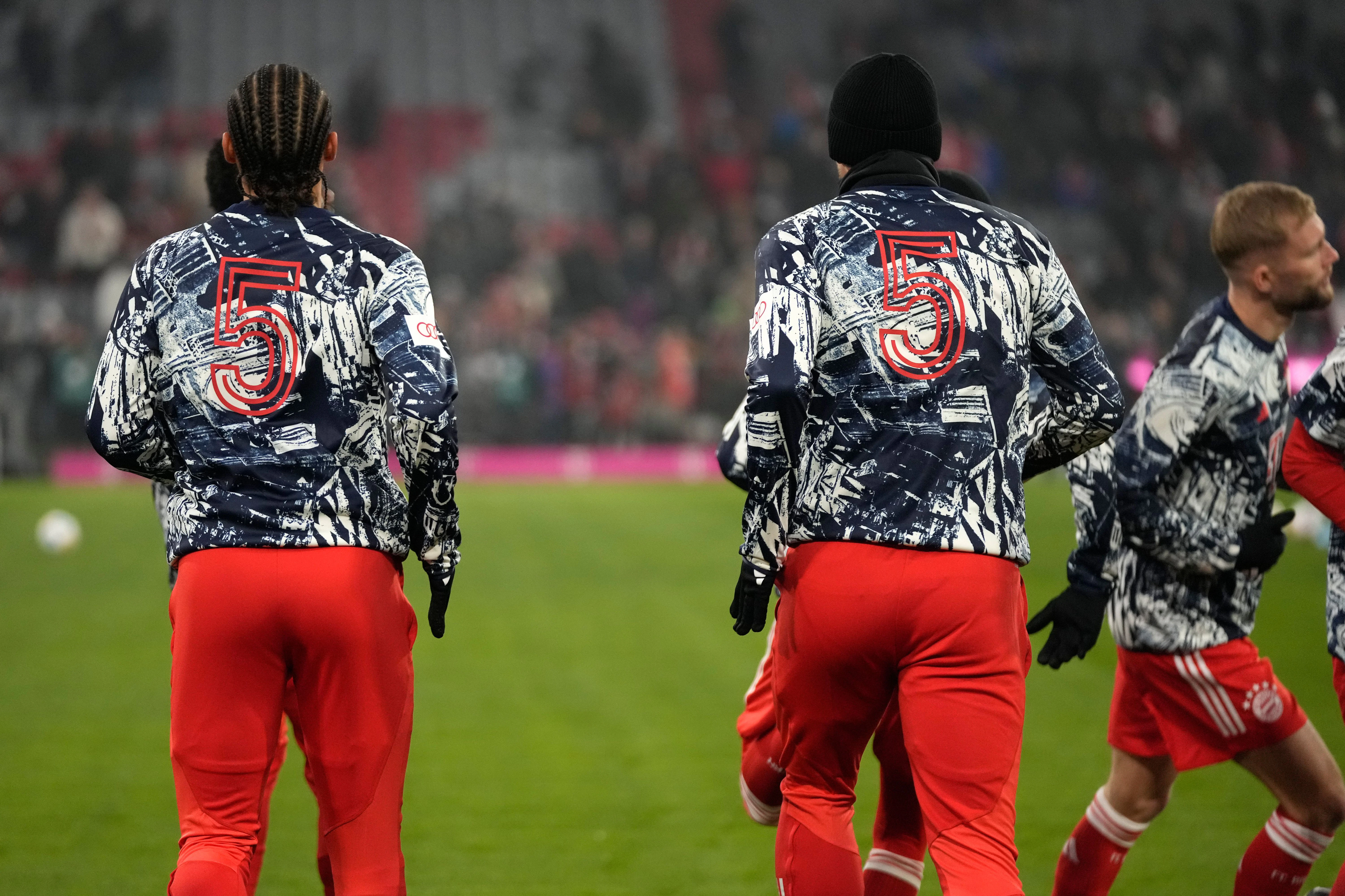 Die Bayern-Spieler tragen beim Warmmachen Trainingsanzüge mit Beckenbauers Nummer 5.