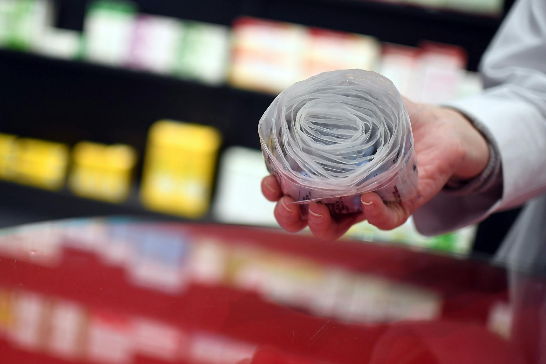 Eine Berliner Apothekerin hält einen Blister mit dem Medikament Emtricitabin in der Hand. So werden oft die Medikamente für HIV-Vorbeugung mit Tabletten ausgegeben.