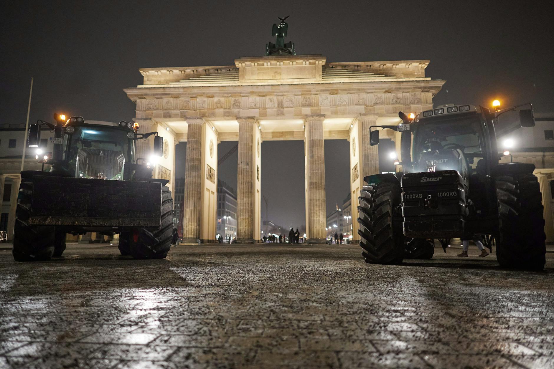 Am Montag wollen Tausende Landwirte in Berlin demonstrieren. Die ersten Traktoren befinden sich schon am Brandenburger Tor. 