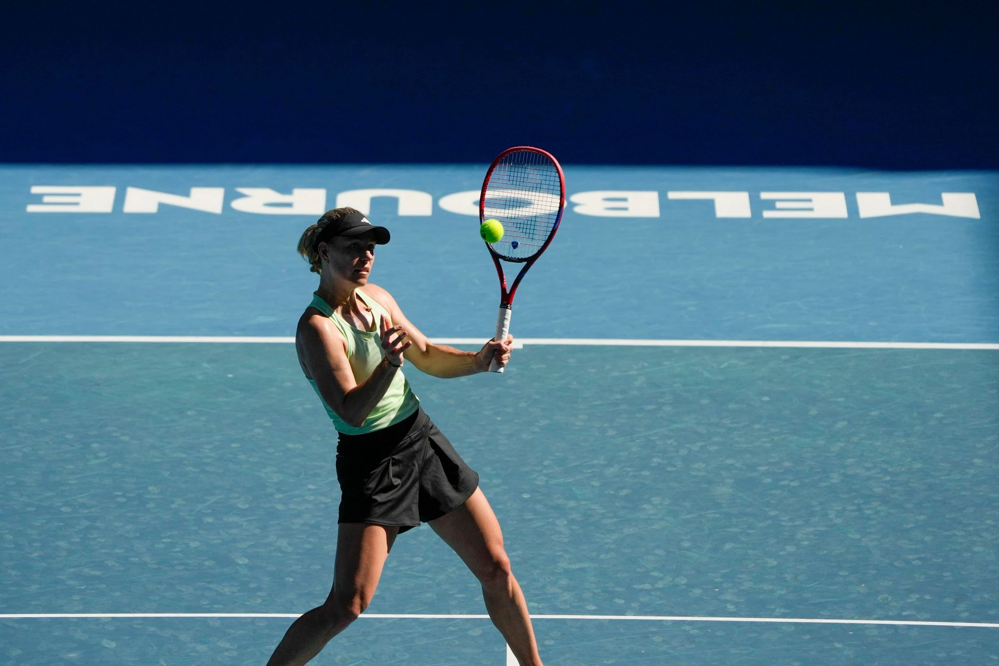 Comeback nach eineinhalbjähriger Babypause: Angelique Kerber trainiert für die Australian Open, die am Sonntag beginnen. Die dreimalige Grand-Slam-Turnier-Siegerin trifft zum Auftakt auf die Amerikanerin Danielle Collins.  