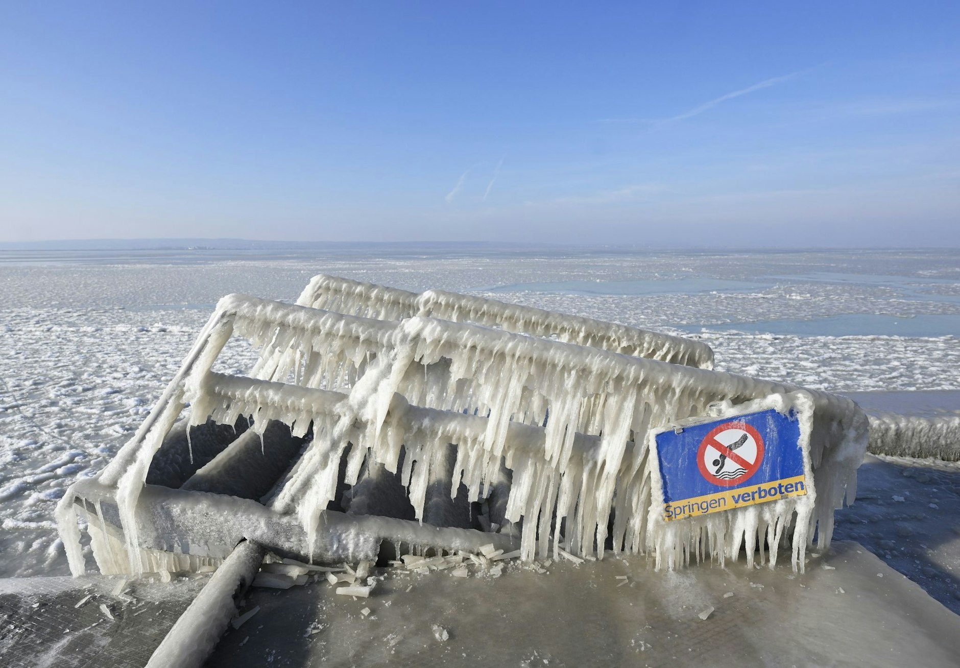 An einen Sprung ins kalte Wasser ist am Neusiedler See im österreichischen Burgenland nicht zu denken. Ein Hochdruckgebiet sorgt derzeit für tiefwinterlichen Frost.  