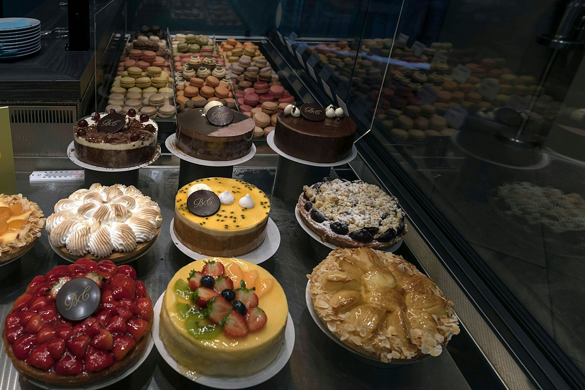 Nicht immer ahnt man, was drin ist in köstlich aussehenden Torten und Kuchen. Eine Verkäuferin beim Bäcker sollte es aber schon wissen. 