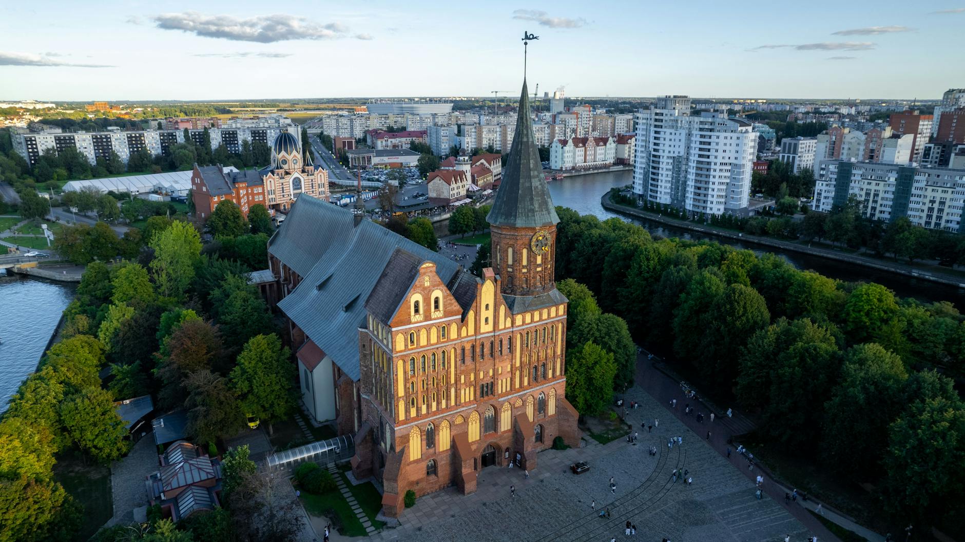 Beim Namen für die frühere deutsche Stadt Königsberg zeigen sich die Deutschen flexibler und verwenden den russischen Namen Kaliningrad - obwohl Michael Kalinin den Befehl zur Erschießung von mehr als 25.000 polnischen Bürgern gab.