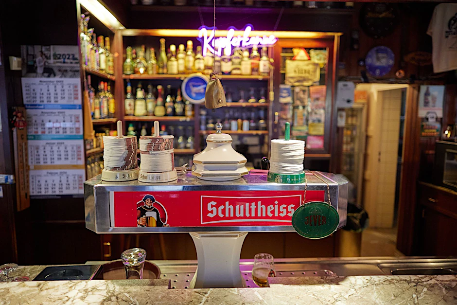 PRODUKTION - Blick in die Kult-Kneipe Kupferkanne in der Steinmetzstraße in Berlin-Schöneberg. Seit einigen Jahren kommen wieder vermehrt jüngere Menschen in die Kneipe.  