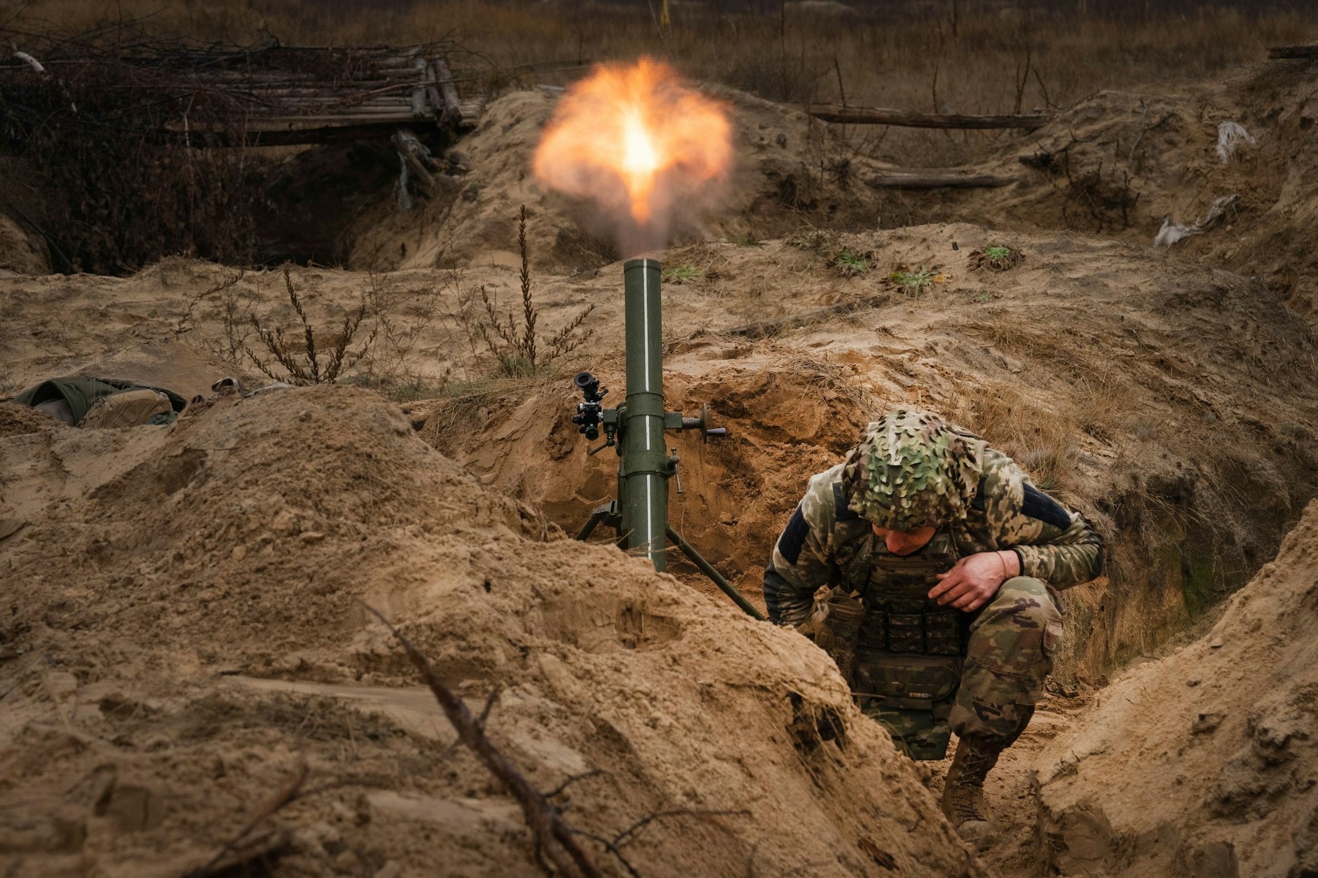 Ein Soldat der 1. Brigade der ukrainischen Nationalgarde Bureviy bei einer Gefechtsausbildung auf einem Truppenübungsplatz im Norden der Ukraine.