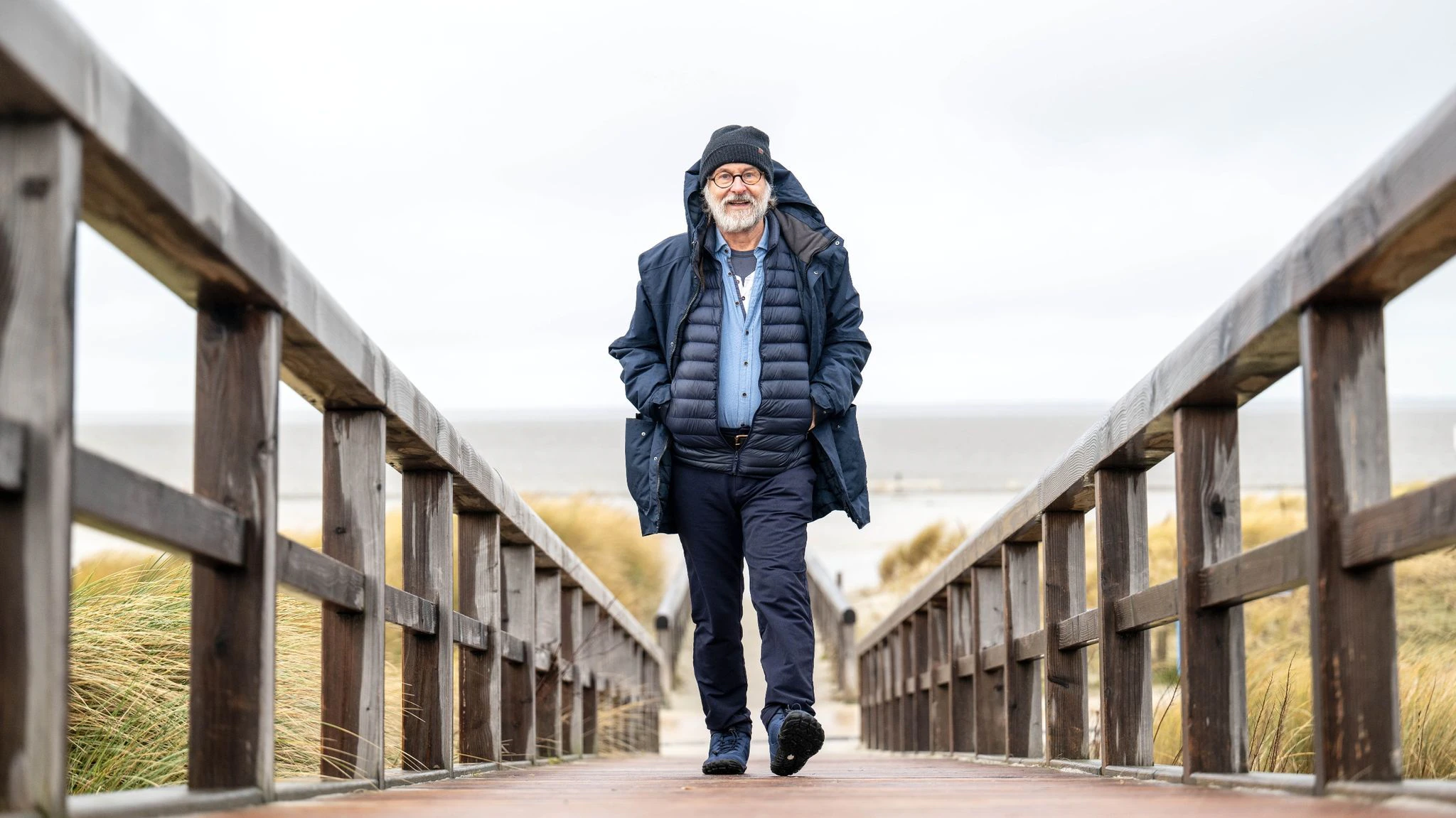 PRODUKTION - Von Gelsenkirchen-Ückendorf nach Ostfriesland: Klaus-Peter Wolf am Strand von Norddeich.  
