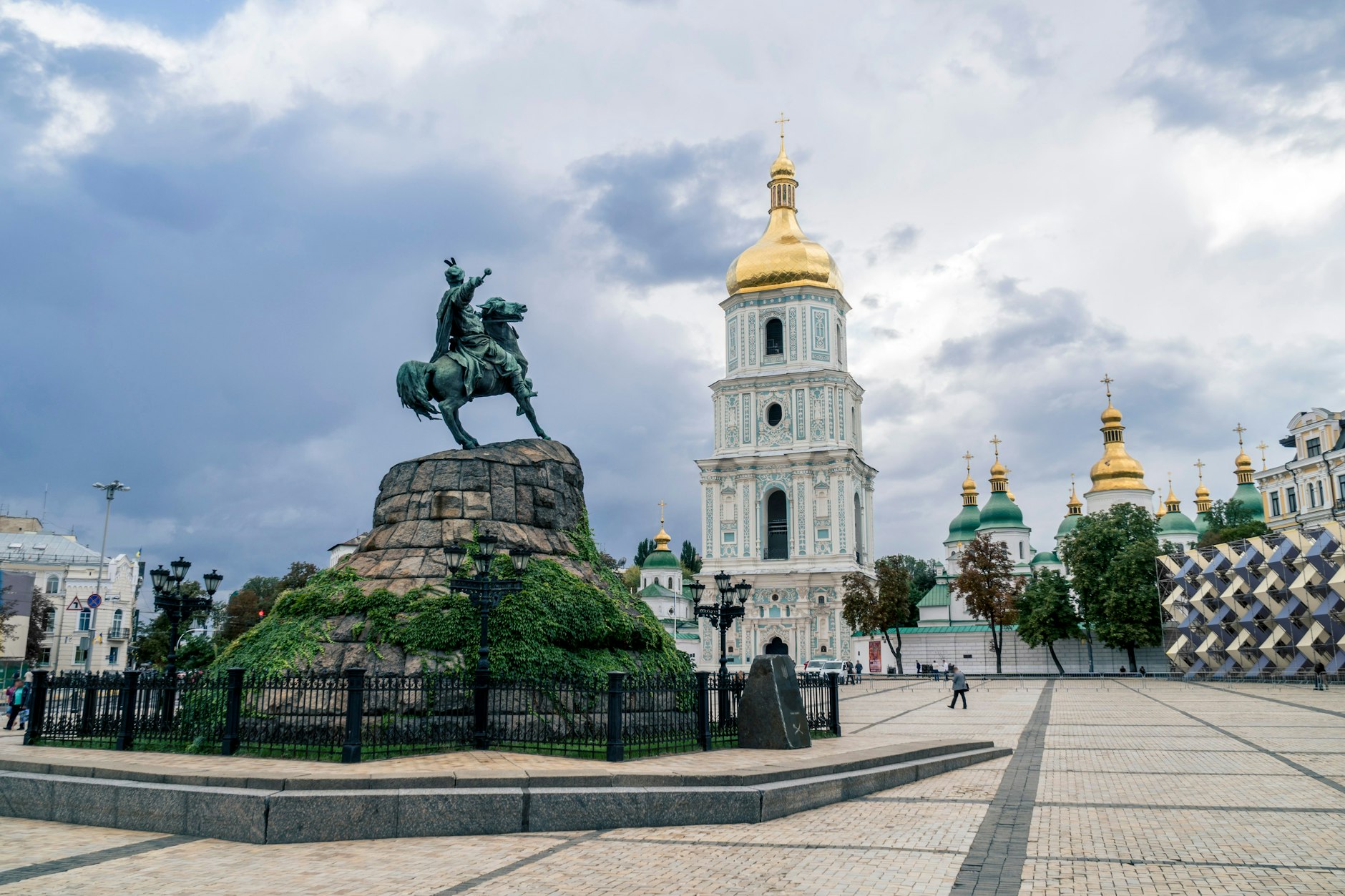 Ukrainerinnen und Ukrainer wundern sich, warum im Deutschen weiterhin die russische Schreibweise Kiew statt der ukrainischen Schreibweise Kyjiw verwendet wird.