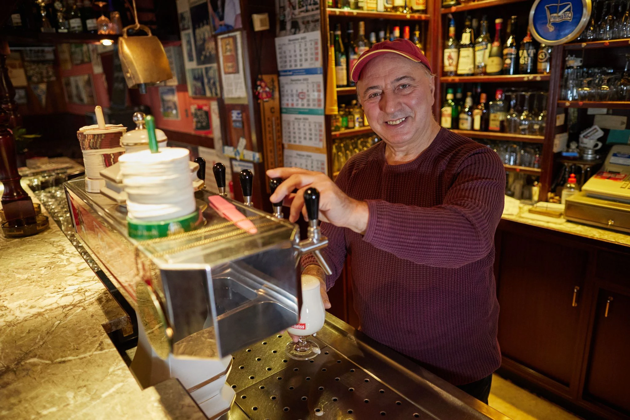 PRODUKTION - Necip Cakir und seine Frau Rose-Gül Cakir betreiben die Kupferkanne seit knapp 40 Jahren.  