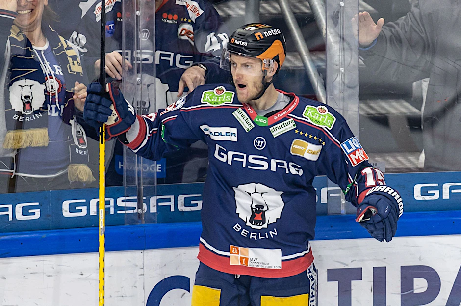 ARCHIV - Manuel Wiederer von den Eisbären Berlin.  