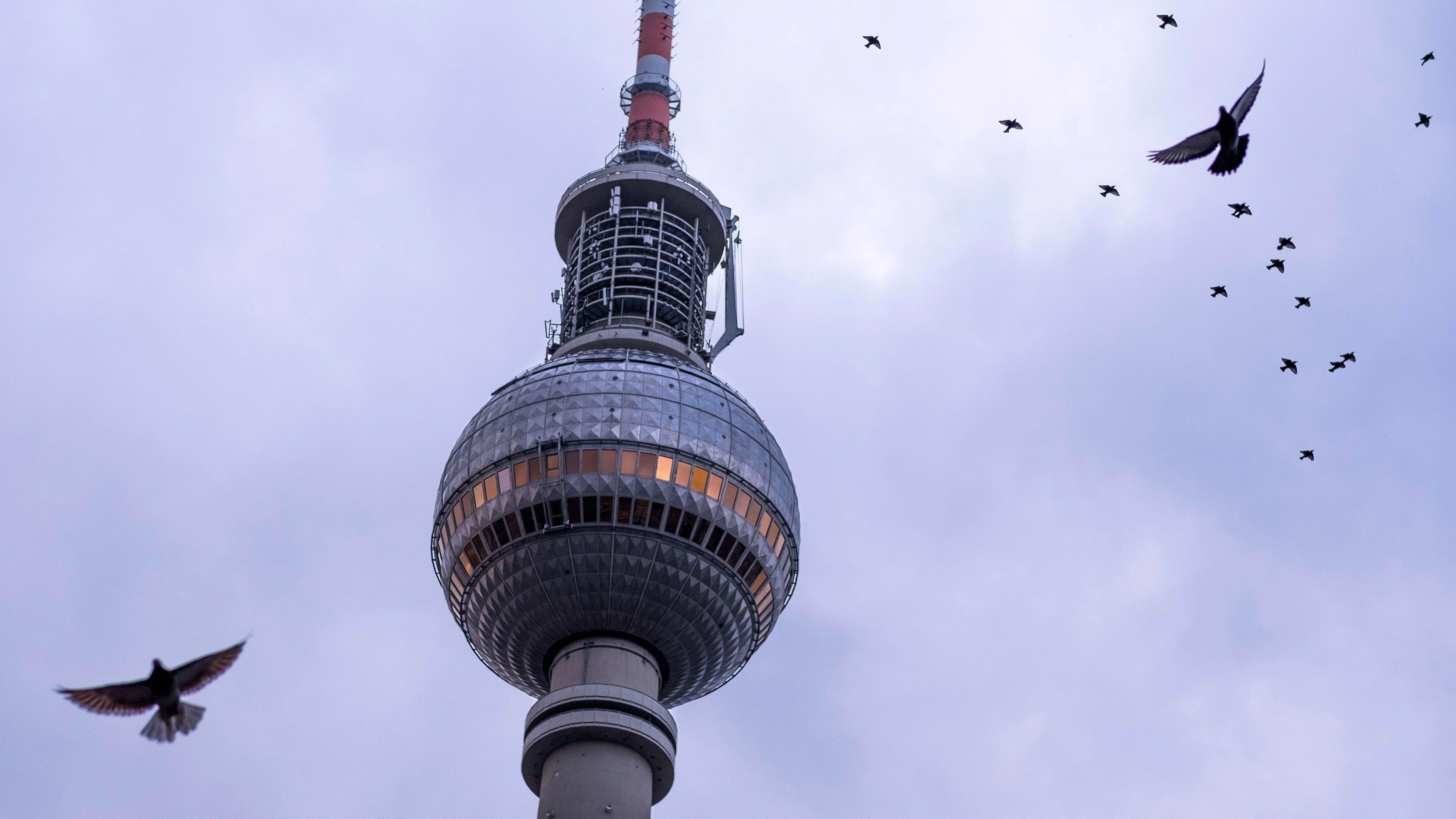 Täglich auf den Berliner Fernsehturm? Zehn Jahre könnte der Gewinner der 120 Millionen aus dem Eurojackpot allein im Fahrstuhl des Wahrzeichens verbringen.