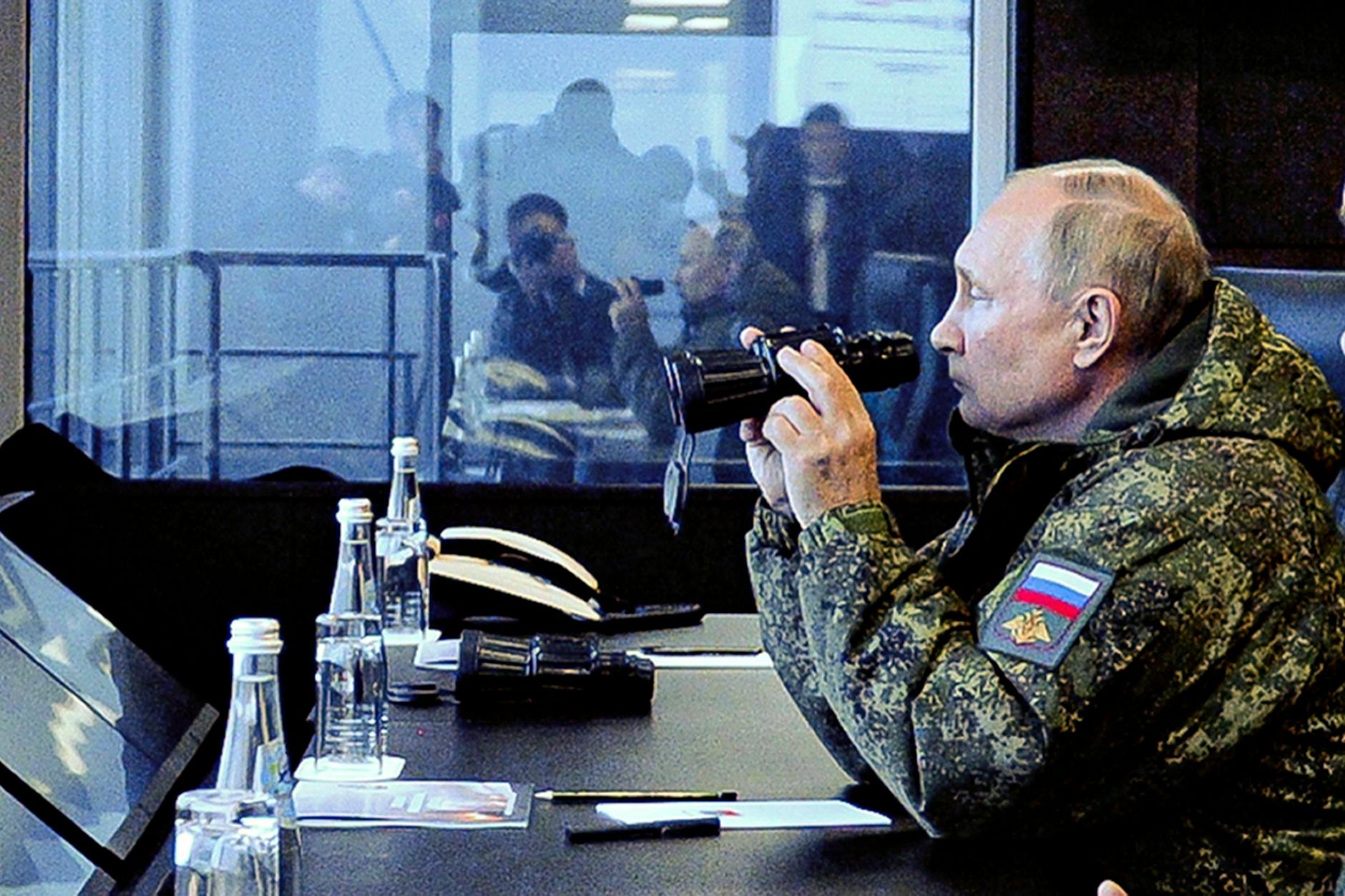 Wladimir Putin beobachtet eine Militärübung.