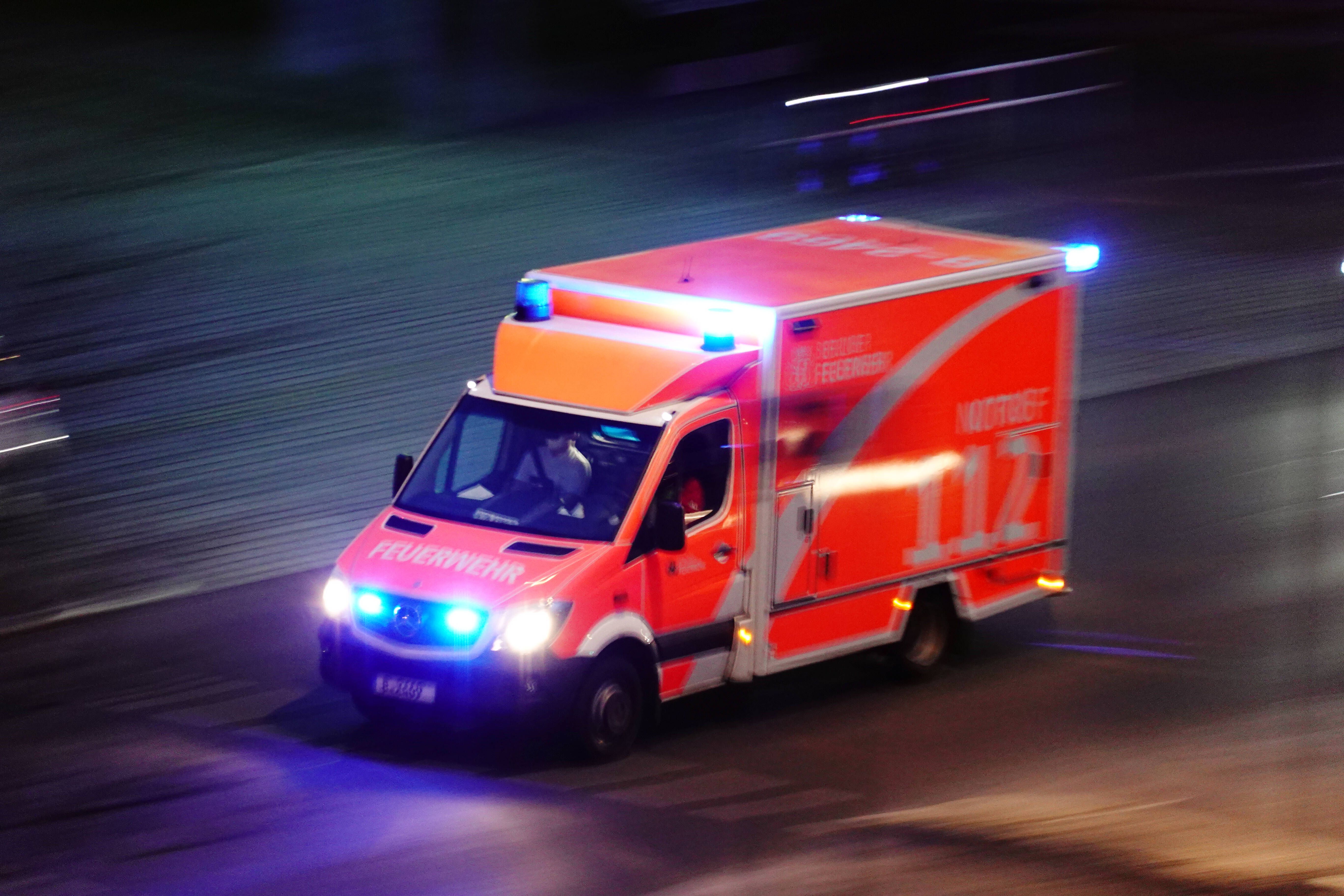 Feuerwehr-Einsatz: Berliner hat erotischen Traum – Rettungswagen rast mit Blaulicht zu ihm nach Kaulsdorf