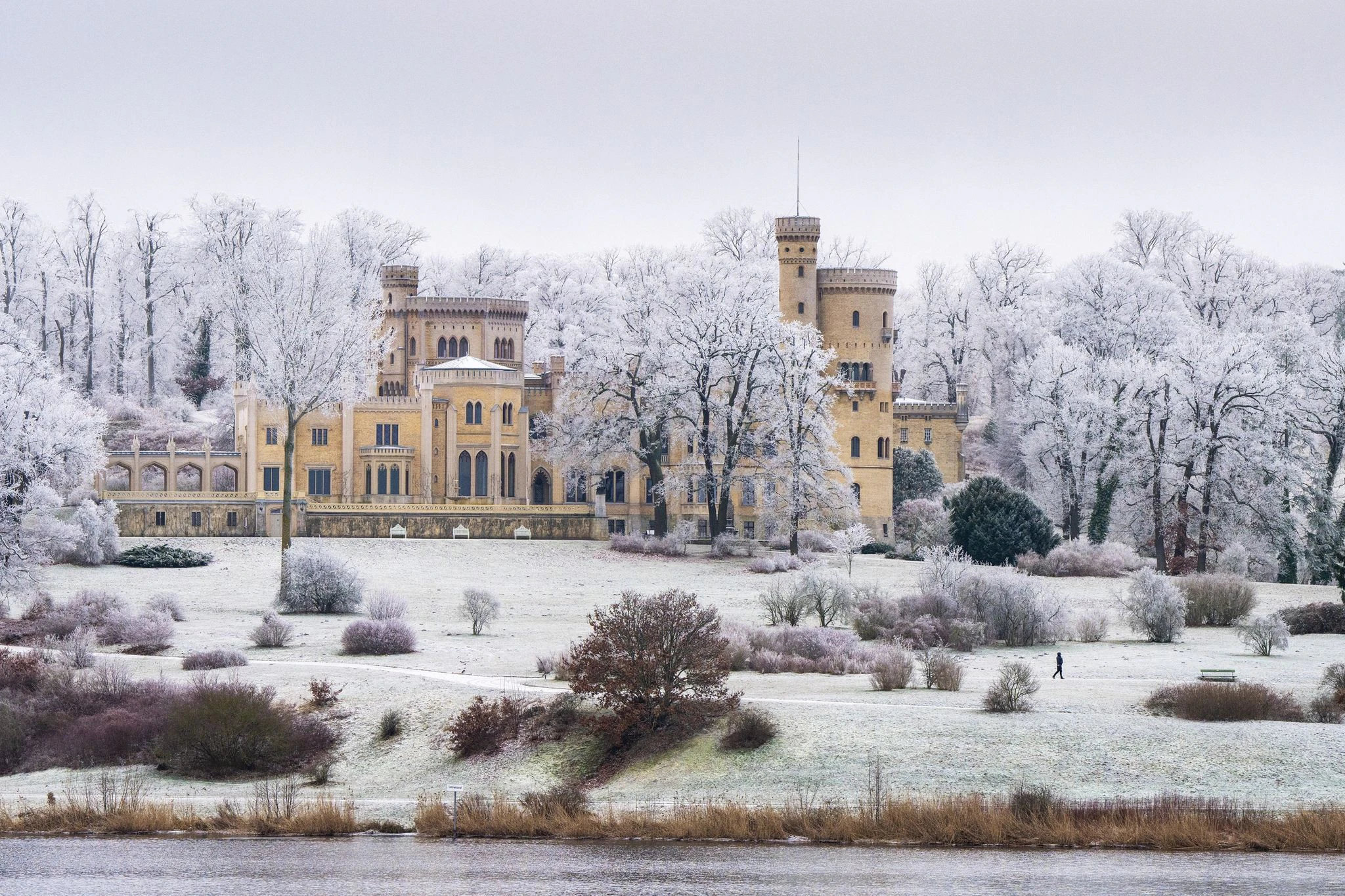 Schnee und Frost hüllen Schloss Babelsberg in Potsdam in winterliches Weiß. Am Wochenende sollen die Temperaturen etwas milder werden.  