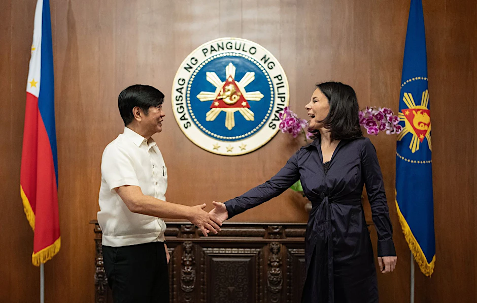 dpatopbilder - Bundesaußenministerin Annalena Baerbock wird in Manila von Präsident Ferdinand Marcos Jr. empfangen.  