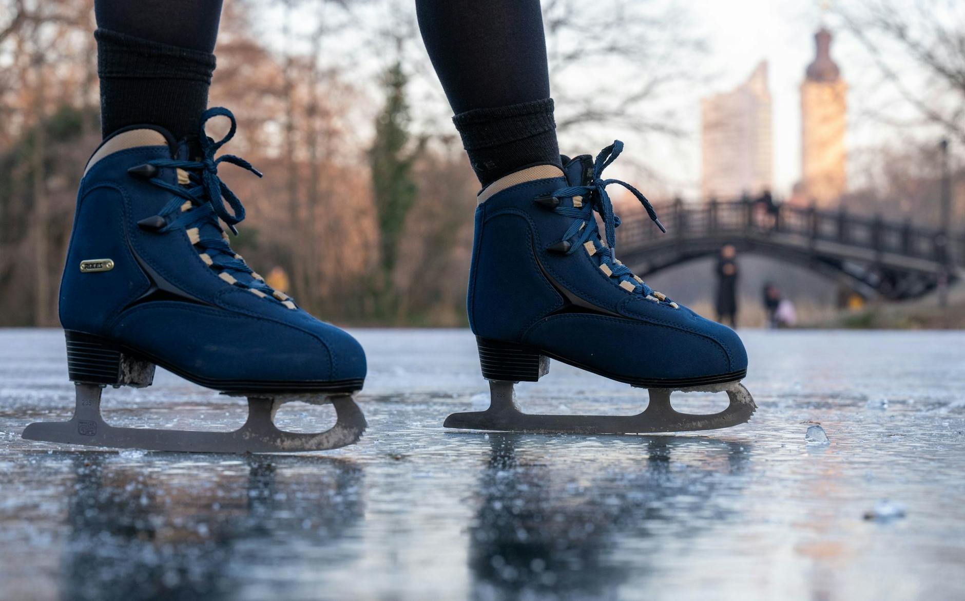 Wo sonst Enten ihre Runden drehen, tanzen Eisläufer über den Teich im Johannapark in Leipzig. Nach Tagen mit Temperaturen im teils zweistelligen Minusbereich sind viele Gewässer in der Messestadt gefroren.