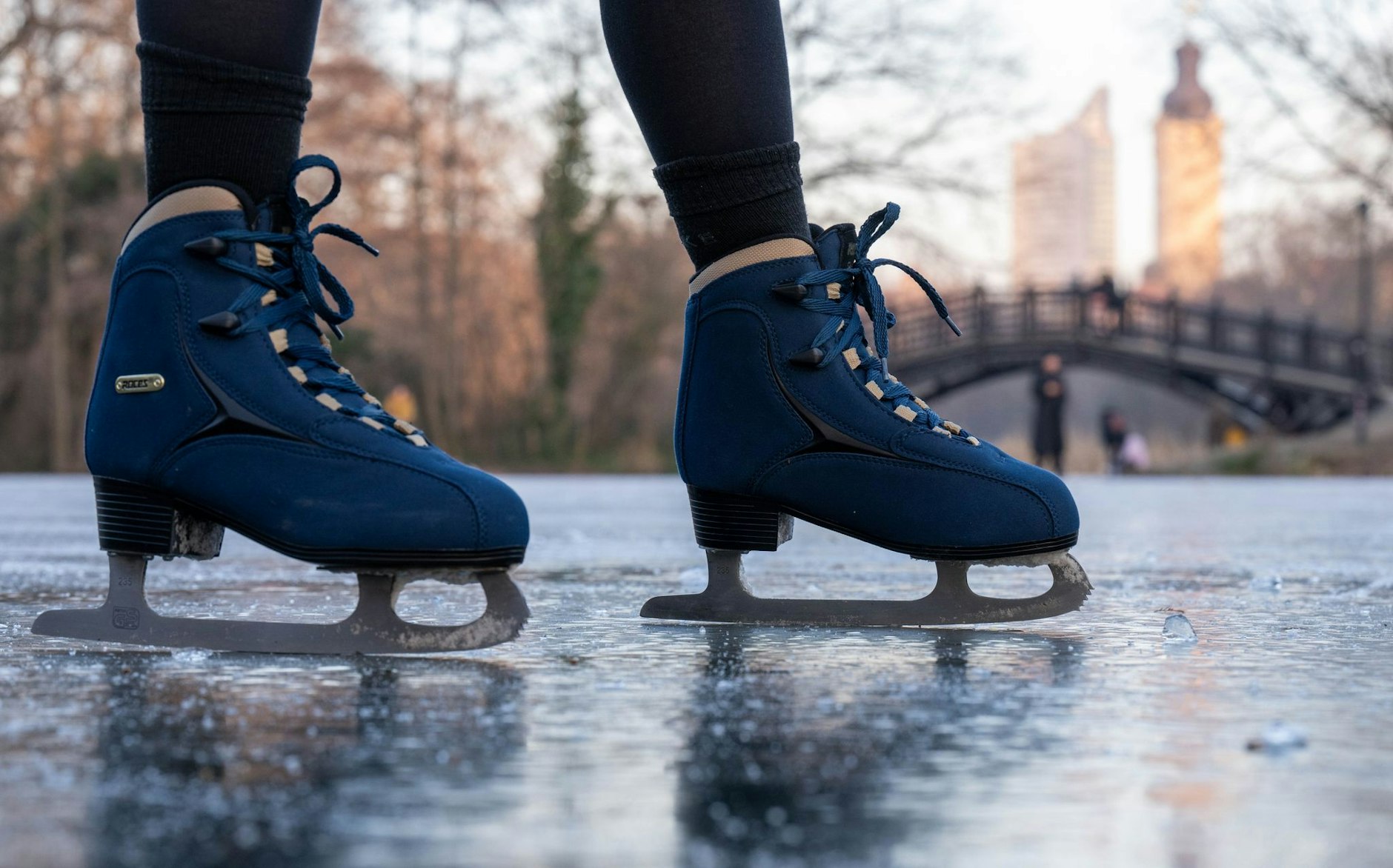 Wo sonst Enten ihre Runden drehen, tanzen Eisläufer über den Teich im Johannapark in Leipzig. Nach Tagen mit Temperaturen im teils zweistelligen Minusbereich sind viele Gewässer in der Messestadt gefroren.  