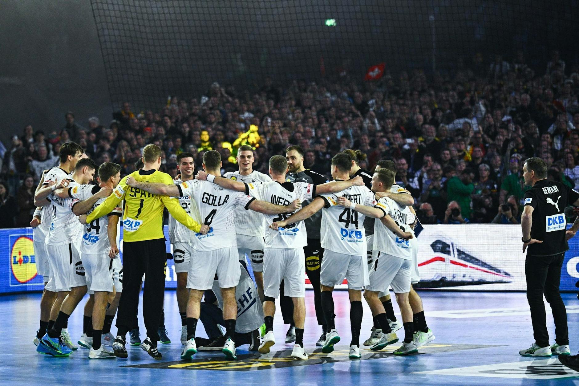 Im Kreis hüpfend feierten die deutschen Handballer ihren Traumstart in die EM-Festwochen: Getragen von der Weltrekord-Kulisse von 53.586 Fans hat das Team den erhofften Auftaktsieg gegen die Schweiz geholt. Entstand: 27:14.