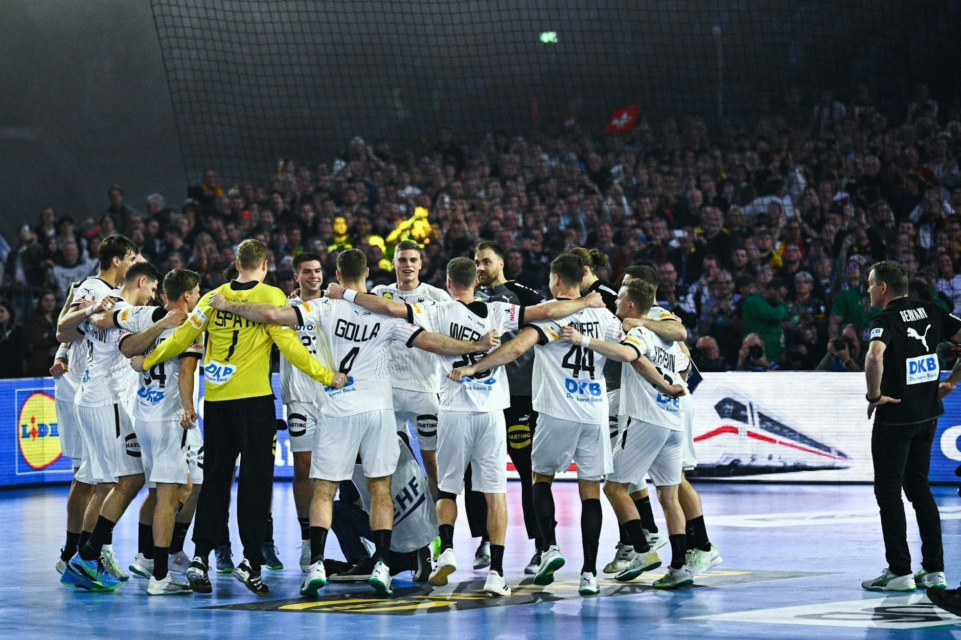 Im Kreis hüpfend feierten die deutschen Handballer ihren Traumstart in die EM-Festwochen: Getragen von der Weltrekord-Kulisse von 53.586 Fans hat das Team den erhofften Auftaktsieg gegen die Schweiz geholt. Entstand: 27:14.  