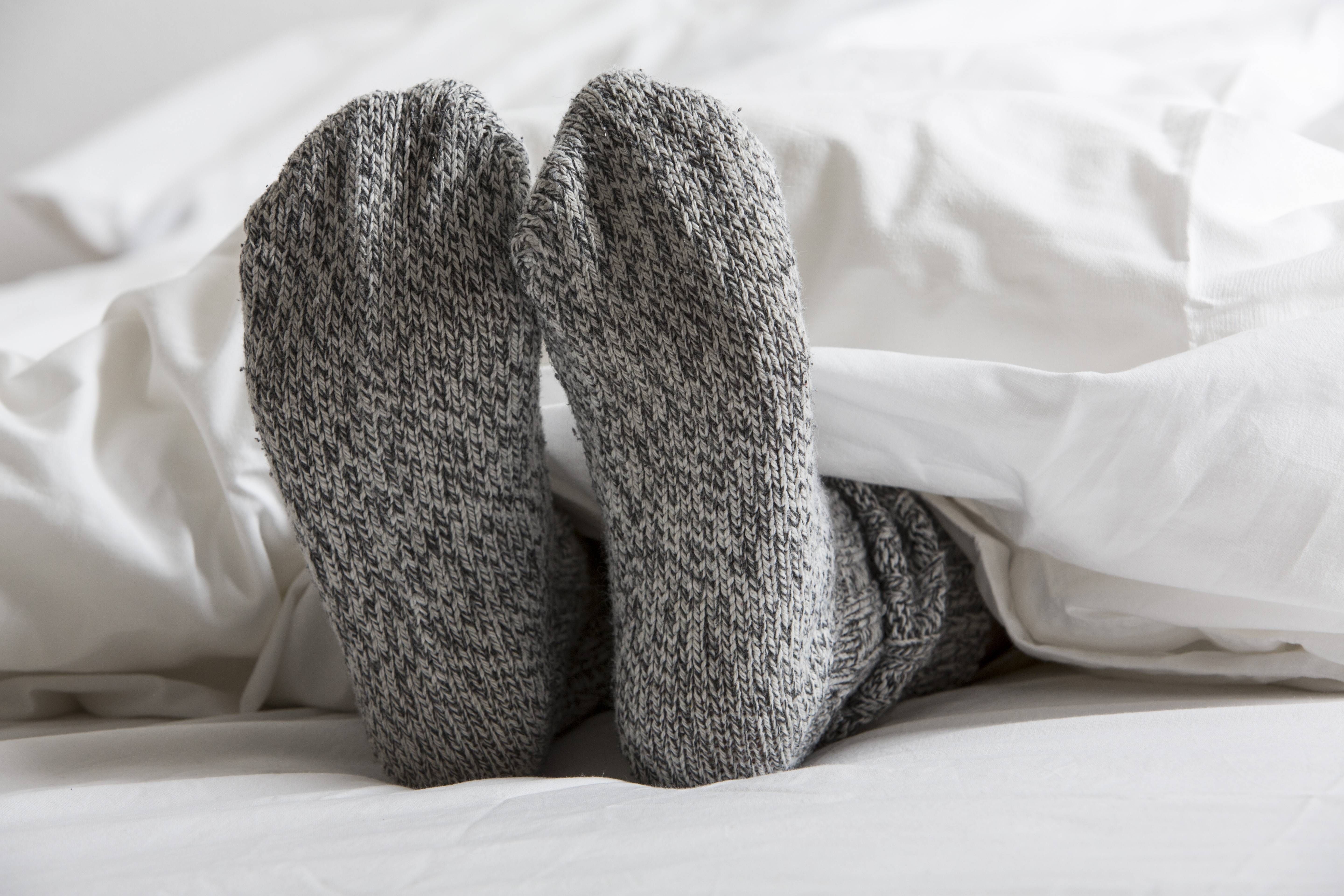 Studien zeigen: DARUM sollten Sie im Bett Socken tragen