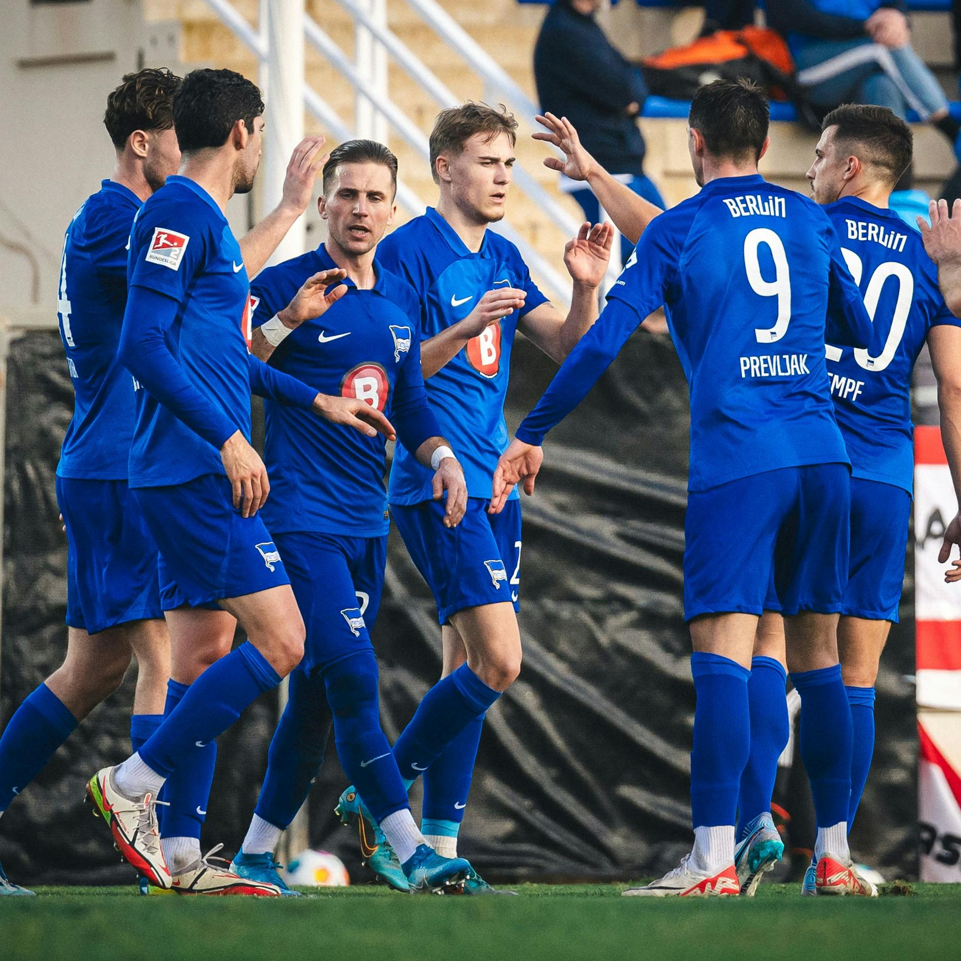 Herthas Spielern klatschen sich nach dem 1:0 durch Marc Kempf in der 45. Minute ab.