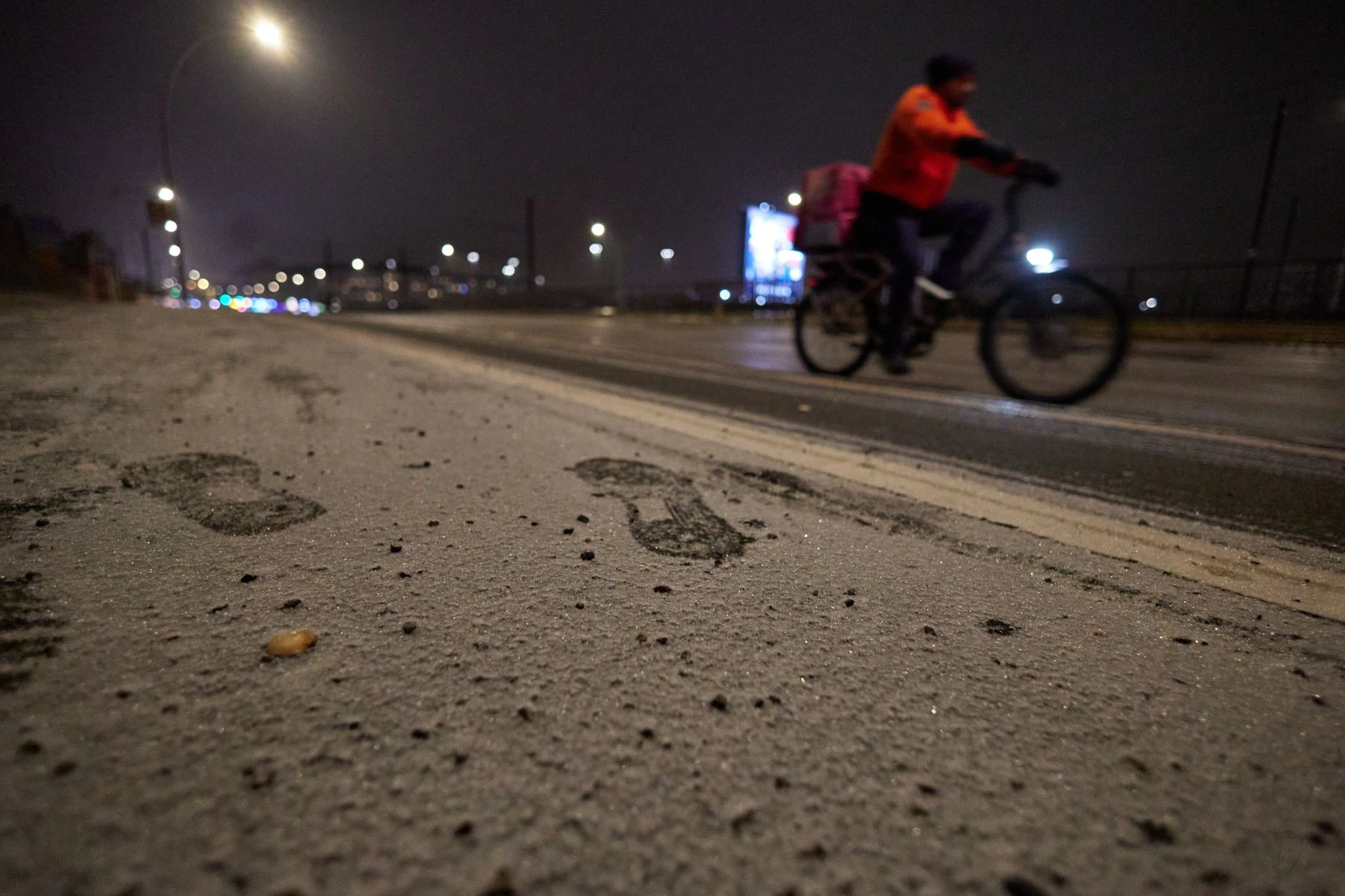 Vorsicht, Rutschgefahr! Auf den Straßen in Berlin und Brandenburg hat sich gefährliche Eisglätte gebildet.  