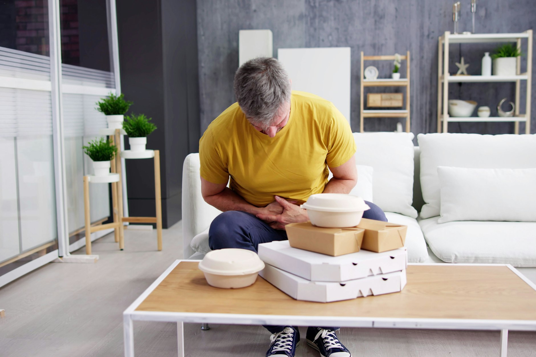 Sodbrennen ist lästig. Doch einfache Hausmittel helfen kurzfristig. Eine gesunde Ernährung hilft hingegen auch auf die Dauer.