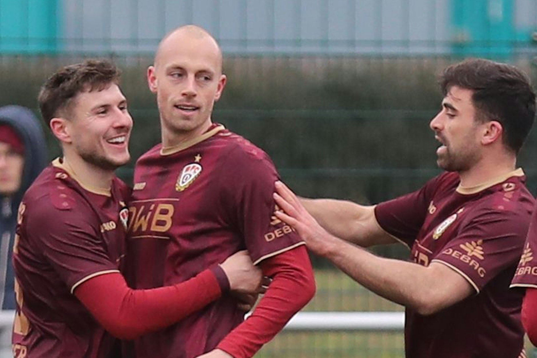 Tobias Stockinger (l.) und David Haider sind die ersten Gratulanten bei Steffen Eder, der gerade das 1:0 für den BFC Dynamo gegen Optik Rathenow erzielt hat.