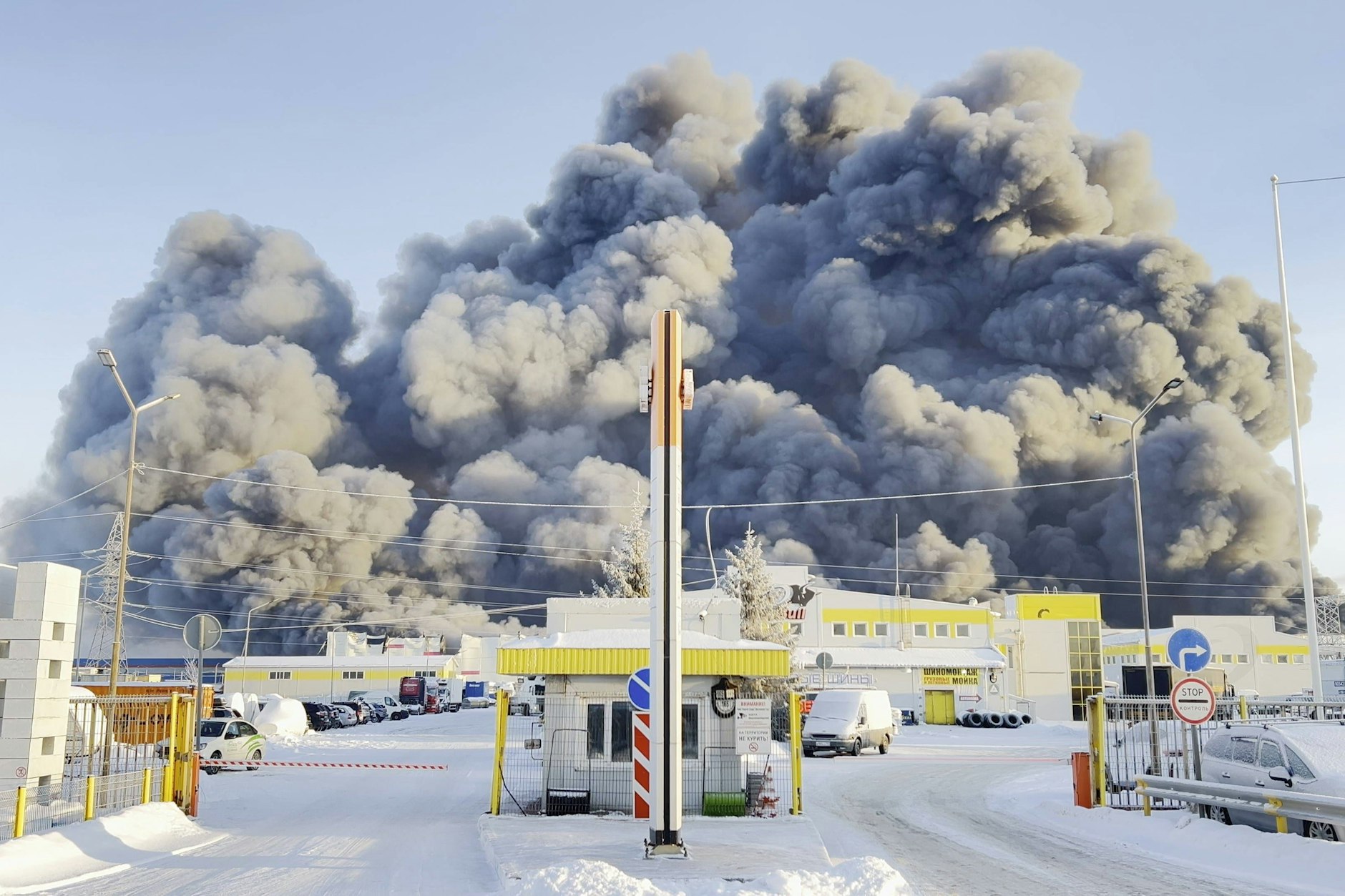Das Feuer in einem Warenlager in St. Petersburg hüllt die Gegend in Rauch ein.