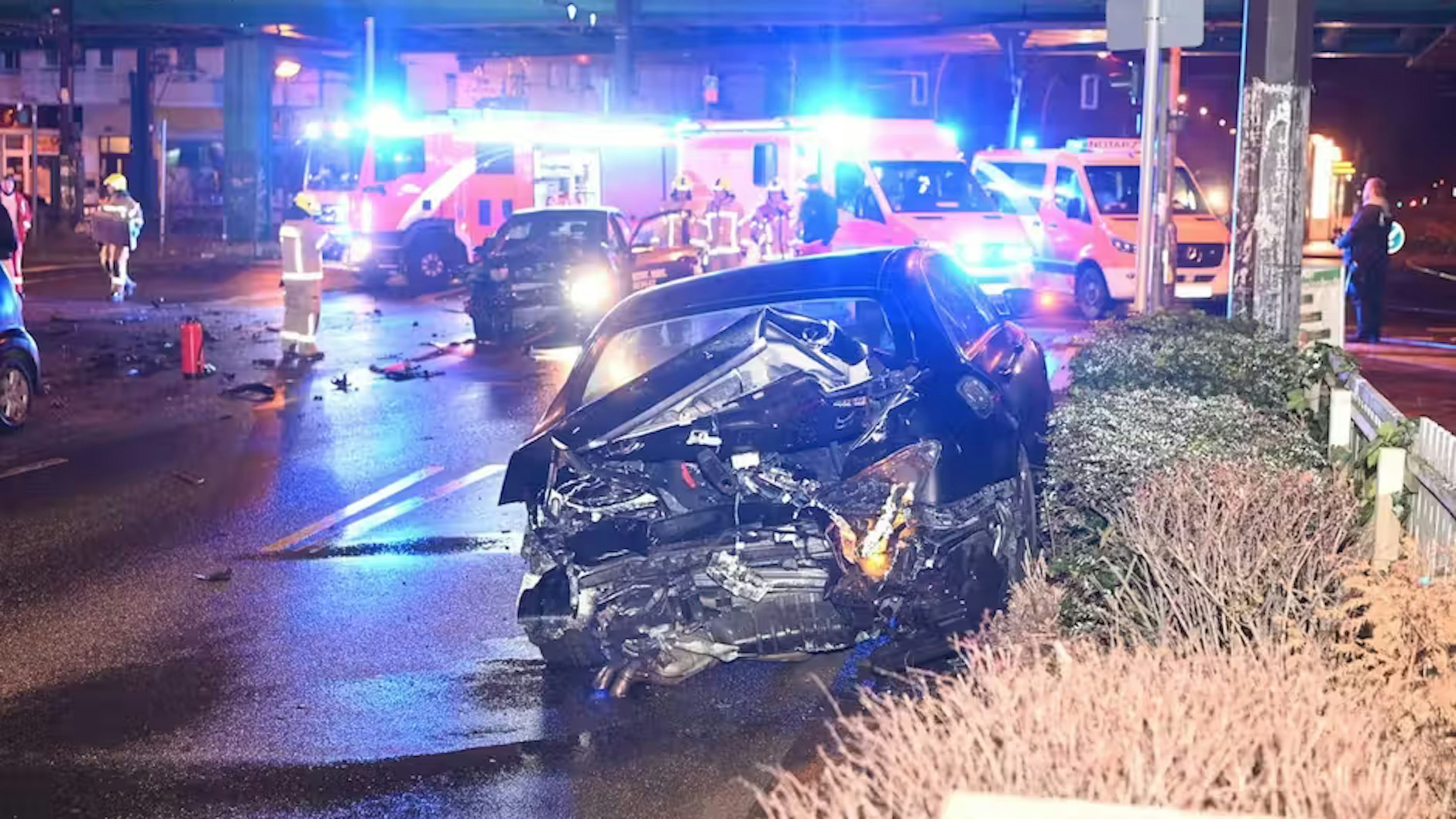 Der Mercedes landete in der Hecke einer Mittelinsel.