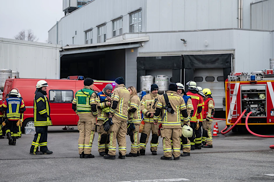 Einsatzkräfte der Feuerwehr auf dem Gelände der Firma in Konstanz.  