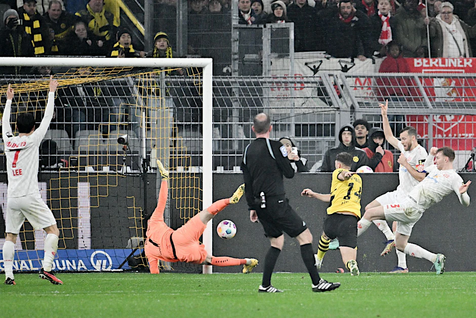 Sepp Van Den Berg (r) erzielte den Mainzer Ausgleich in Dortmund.  