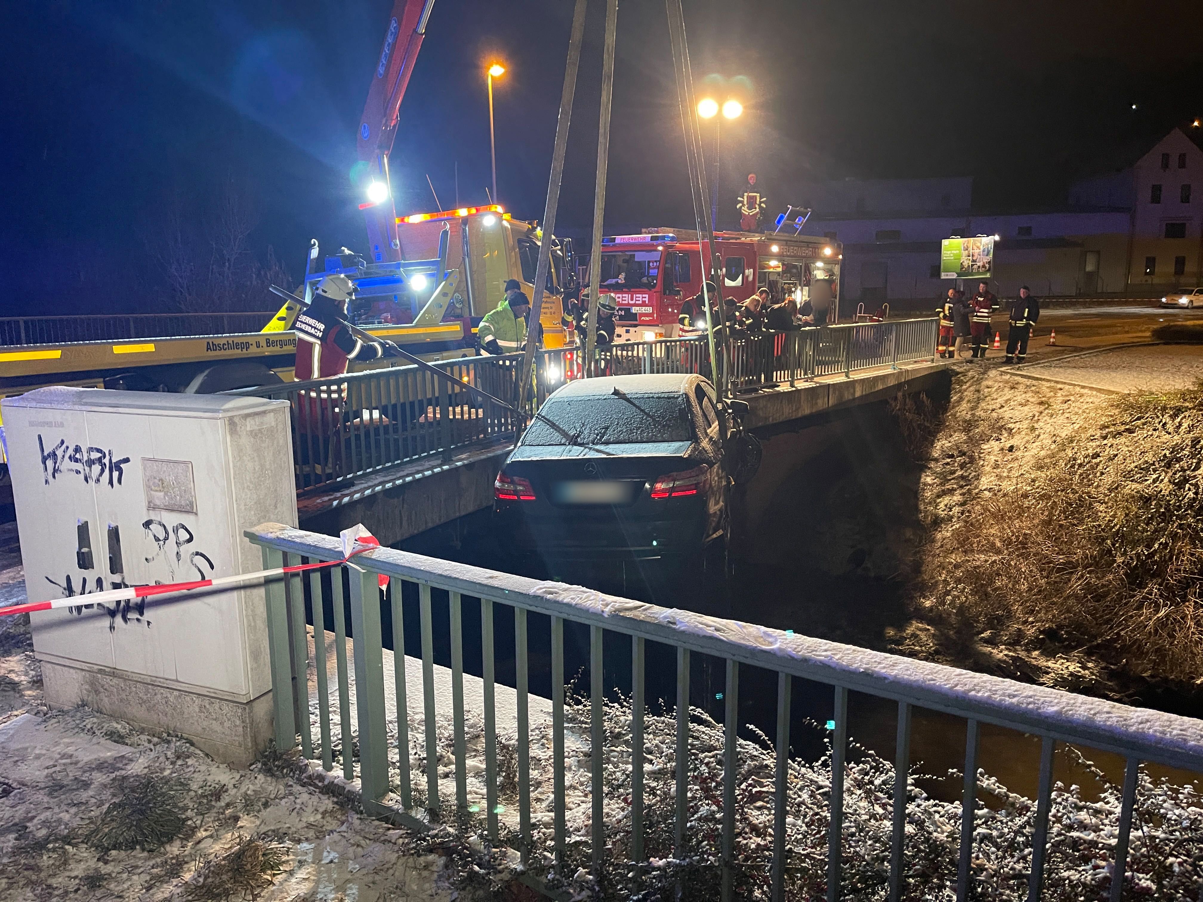 Fahrer lenkt Auto mit sechs Insassen in eisigen Fluss – Polizei ermittelt wegen Mordes