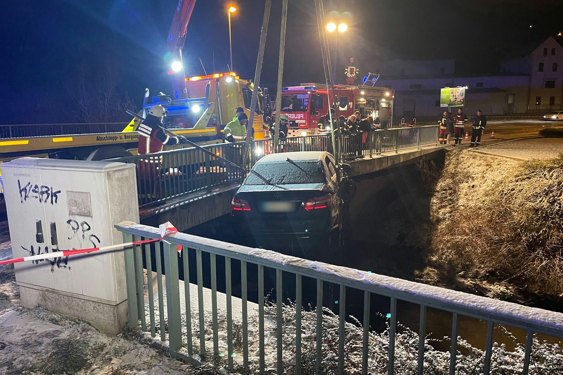 Einsatzkräfte bergen einen Pkw, der zuvor mit mehreren Insassen am Freitagabend in Reichenbach im Vogtland in die Göltzsch gefahren war.