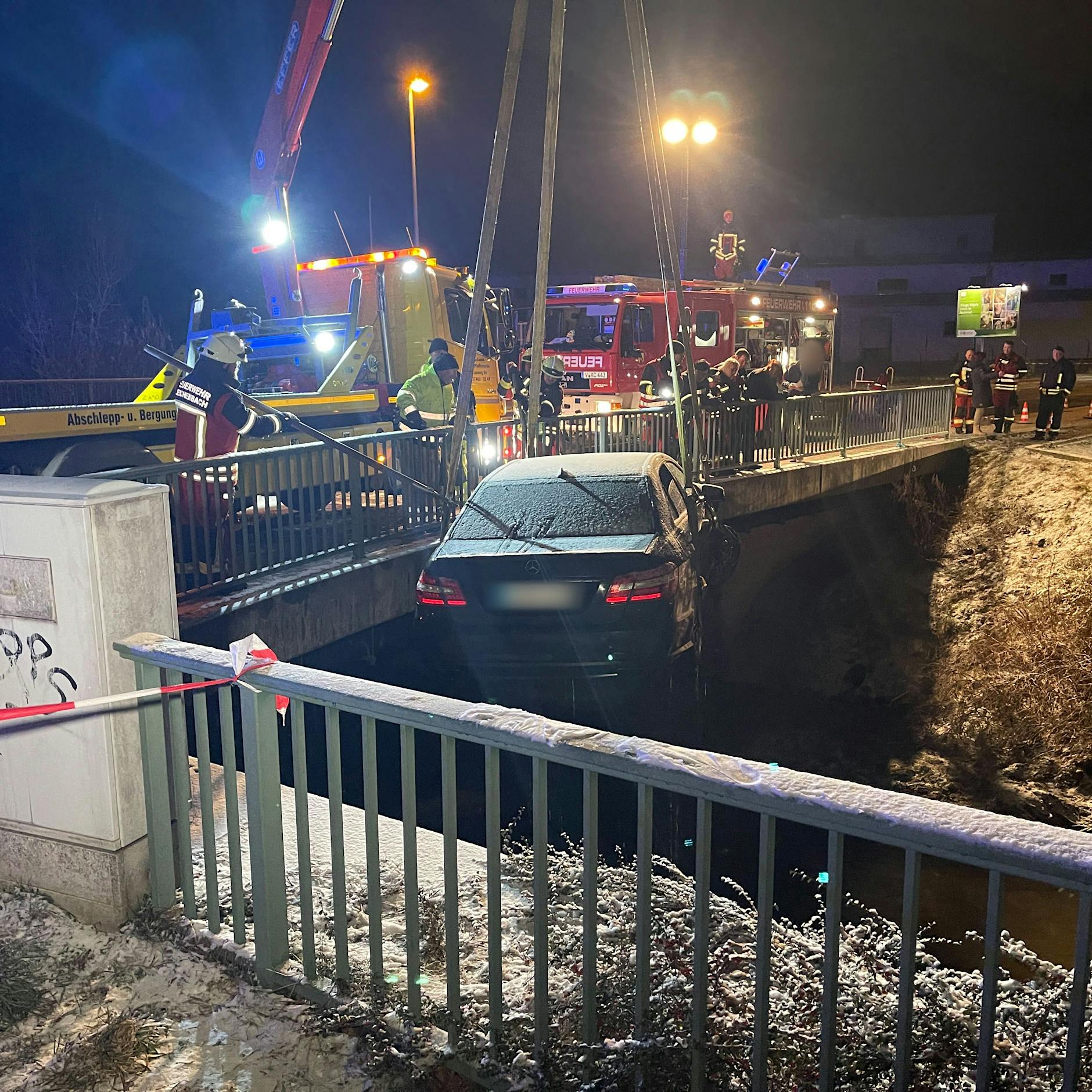 Fahrer lenkt Auto mit sechs Insassen in eisigen Fluss – Polizei ermittelt wegen Mordes