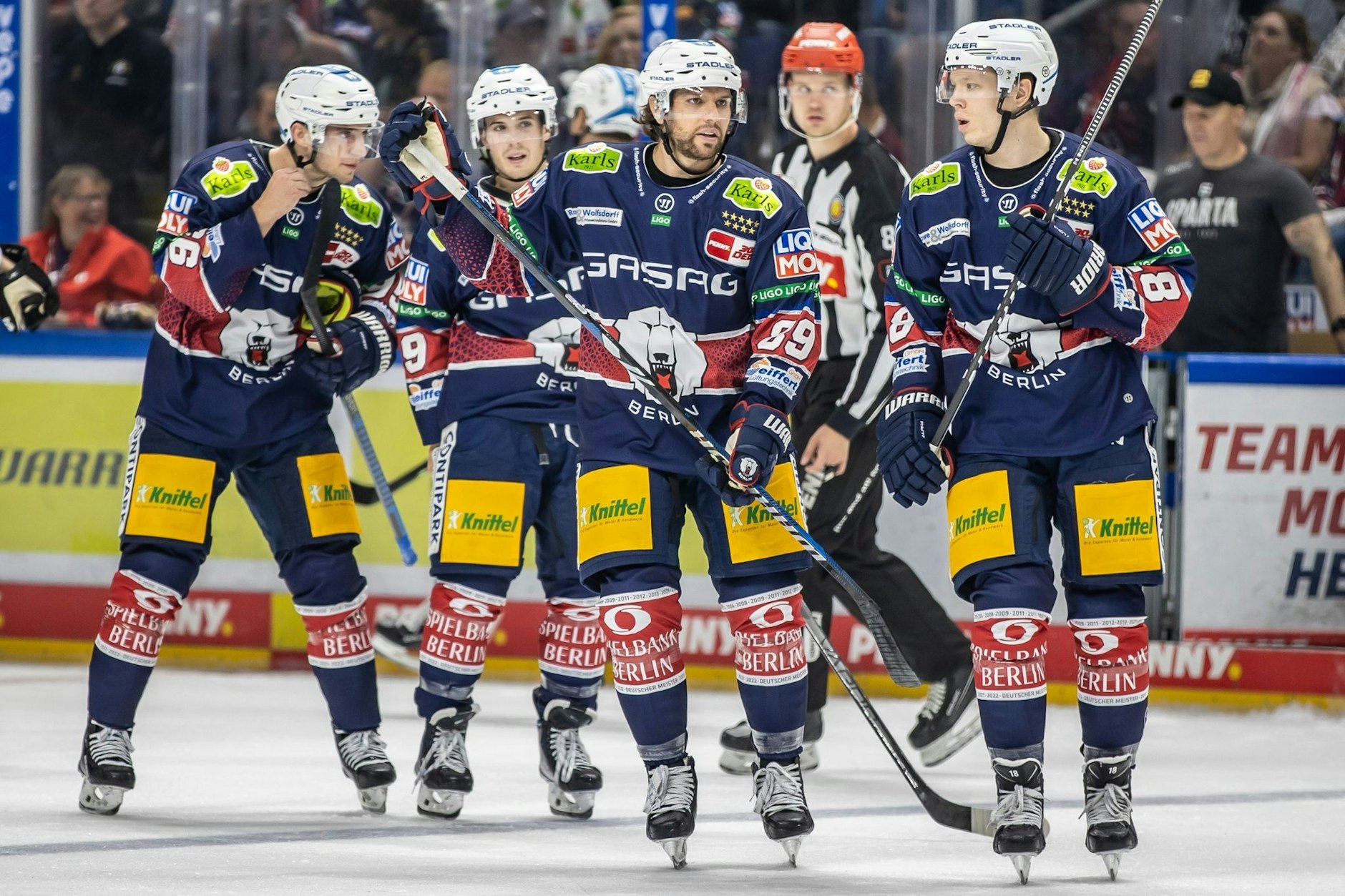 Berlins Frederik Tiffels, Berlins Ty Ronning, Berlins Zach Boychuk und Berlins Jonas Müller laufen zusammen auf dem Eis.